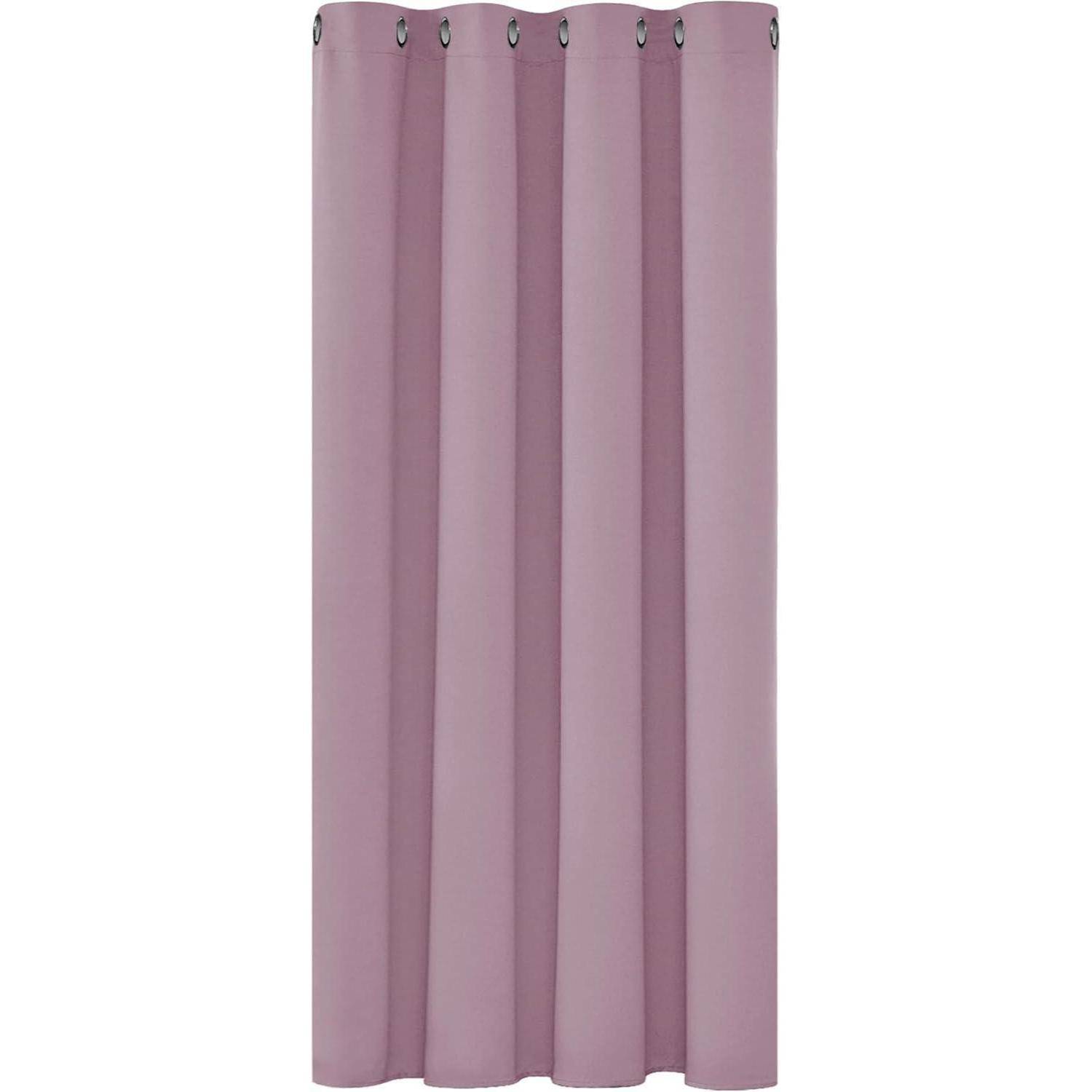 Ein rosafarbenes Vorhangteil mit silbernen Ösen, gerade hängend und sein schlichtes Design präsentierend.