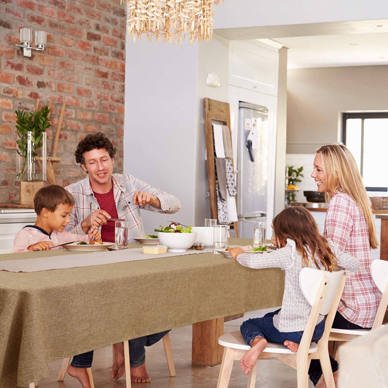 Eine vierköpfige Familie genießt gemeinsam eine Mahlzeit am Esstisch in einer gemütlichen Küche und vermittelt dabei ein Gefühl von Zusammenhalt und Geborgenheit.