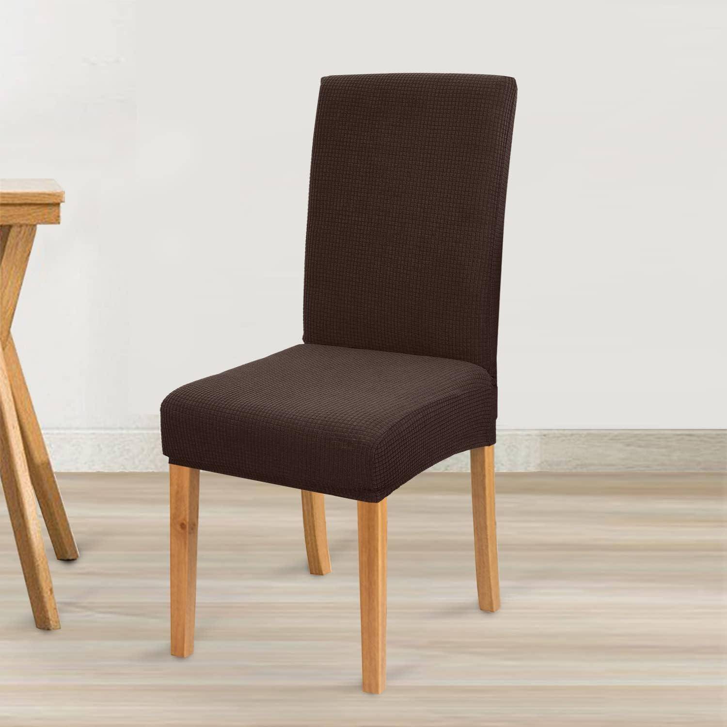 Ein Holzstuhl mit einem dunkelbraunen gepolsterten Sitz und einer gepolsterten Rückenlehne steht auf einem Holzboden neben einem kleinen Holztisch.
