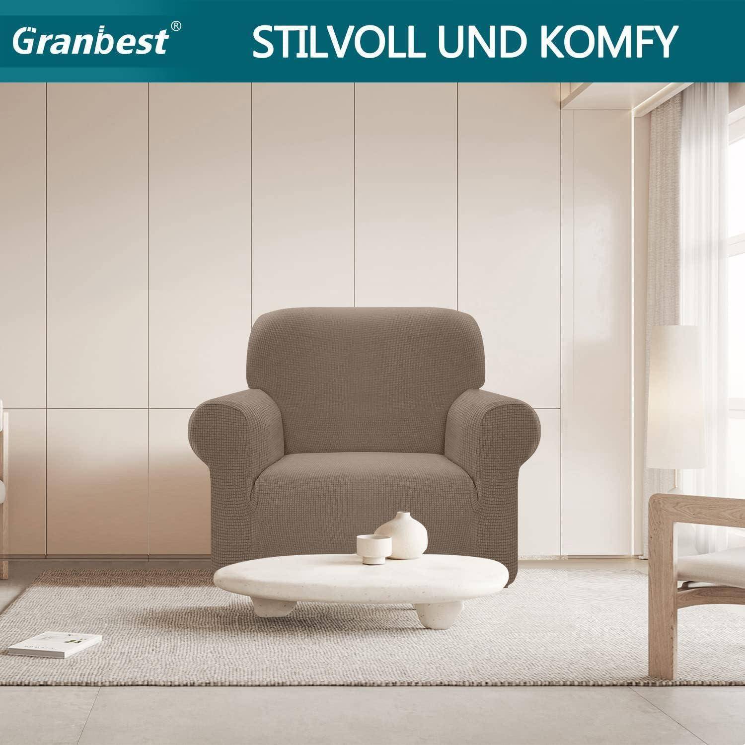 Ein stilvoller grauer Sessel in einer minimalistischen Wohnzimmerumgebung mit neutralen Tönen, ausgestattet mit einem kleinen runden weißen Couchtisch und weichem Licht.