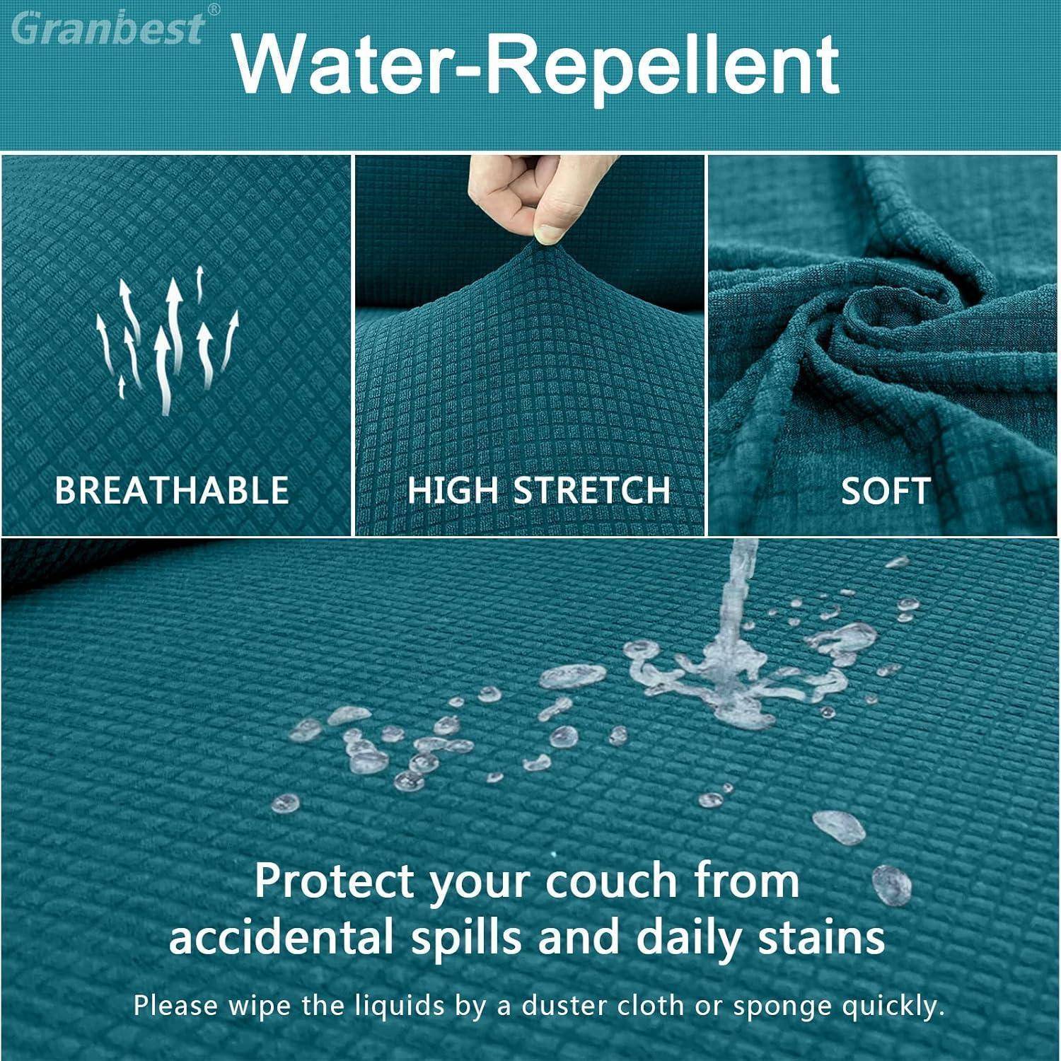Eine Hand prüft die Dehnbarkeit und Weichheit des wasserabweisenden, atmungsaktiven Couchüberzugs. Der Text empfiehlt, Flecken mit einem Tuch abzuwischen.