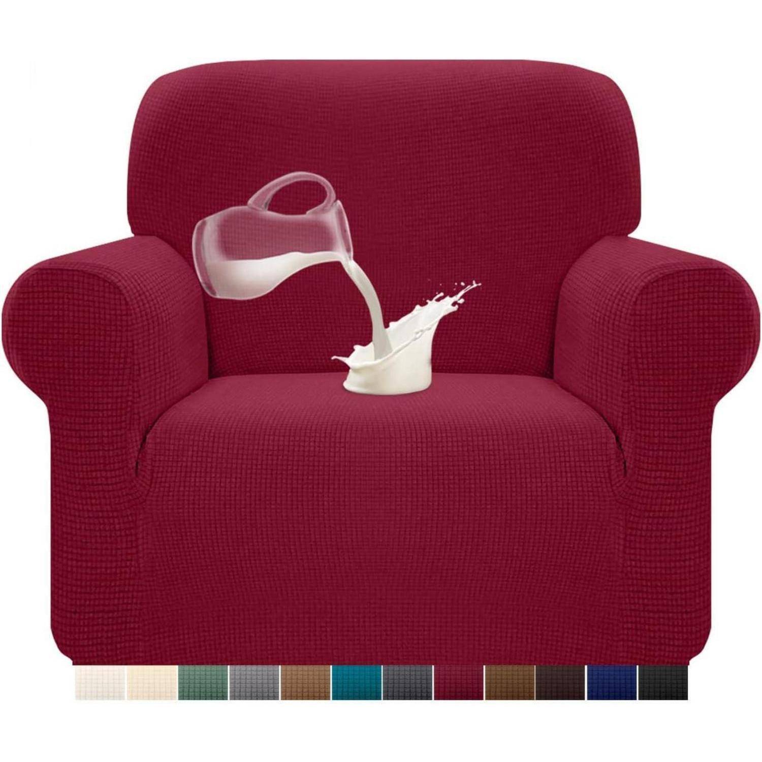 Ein roter Sessel mit einem strukturierten Stoffmuster wird als wasserabweisend dargestellt, was durch einen Spritzer Flüssigkeit demonstriert wird, der nicht in den Stoff eindringt.