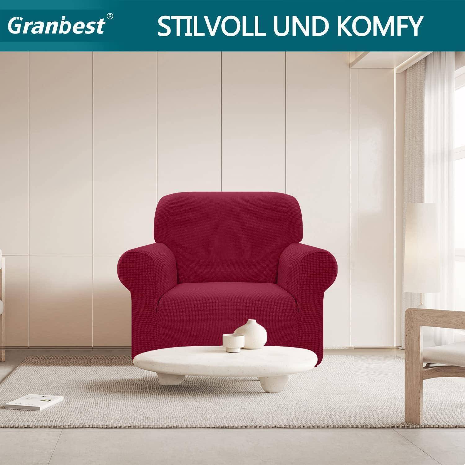 Ein roter Sessel mit einem passenden Bezug steht in einem modernen Wohnzimmer und ist auf einem beigen Teppich platziert, neben einem kleinen runden Couchtisch.