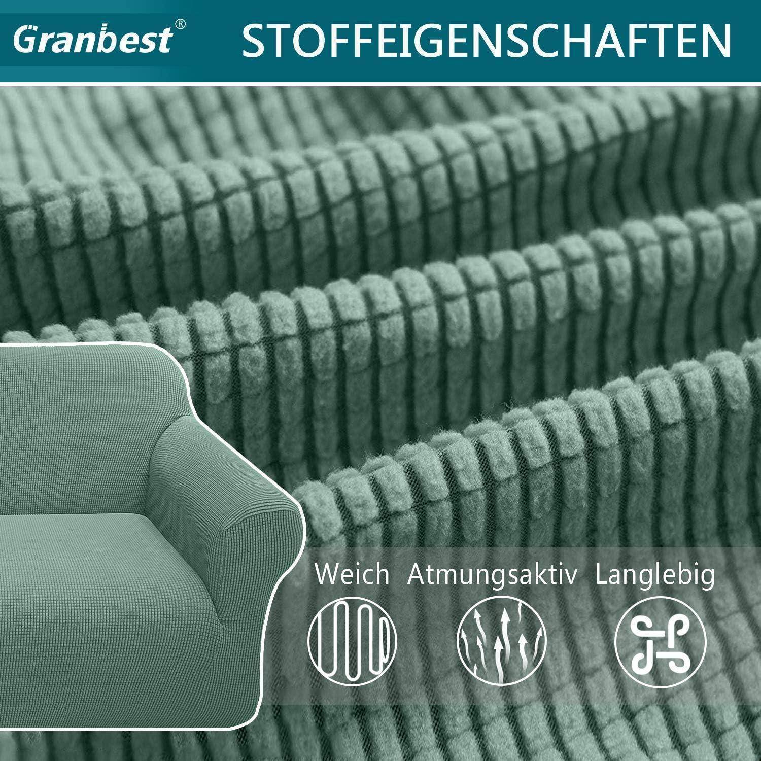 Das Bild zeigt einen strukturierten grünen Stoff mit vertikalen Rillen, der seine Weichheit, Atmungsaktivität und Strapazierfähigkeit durch Icons betont. Eine Einblendung zeigt ein grünes Sofa, das mit dem Stoff bezogen ist.