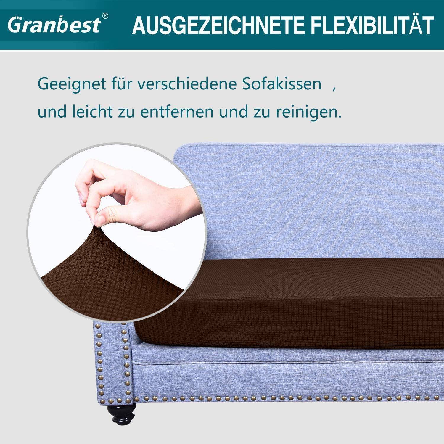 Eine Hand hebt einen braunen Couchbezug und demonstriert die Flexibilität sowie Leichtigkeit beim Abnehmen und Reinigen des Granbest-Produkts, während deutscher Text die Vorteile beschreibt.