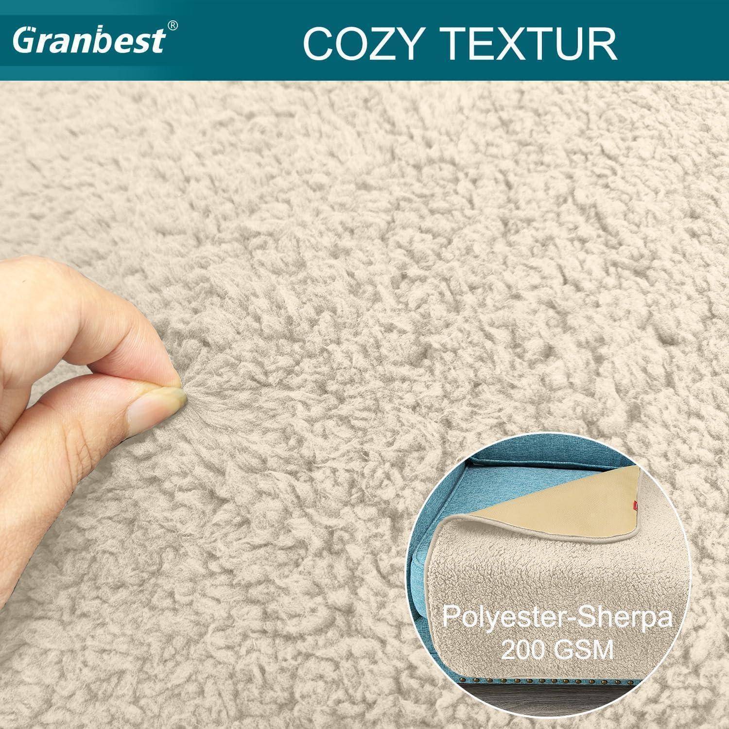 Eine Nahaufnahme einer Hand, die einen weichen, beigen Polyester-Sherpa-Stoff berührt. Eine Einblendung zeigt eine Stoffprobe mit der Beschriftung 