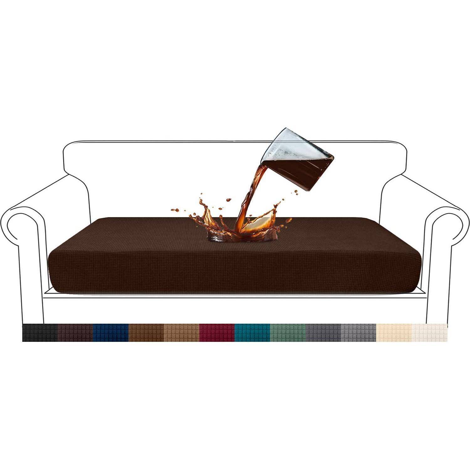 Darstellung eines Sofas mit einer Flüssigkeitsverschüttung auf einer dunkelbraunen Bezugsfarbe, die die Fleckenresistenz des Bezugs demonstriert. Farboptionen werden darunter angezeigt.
