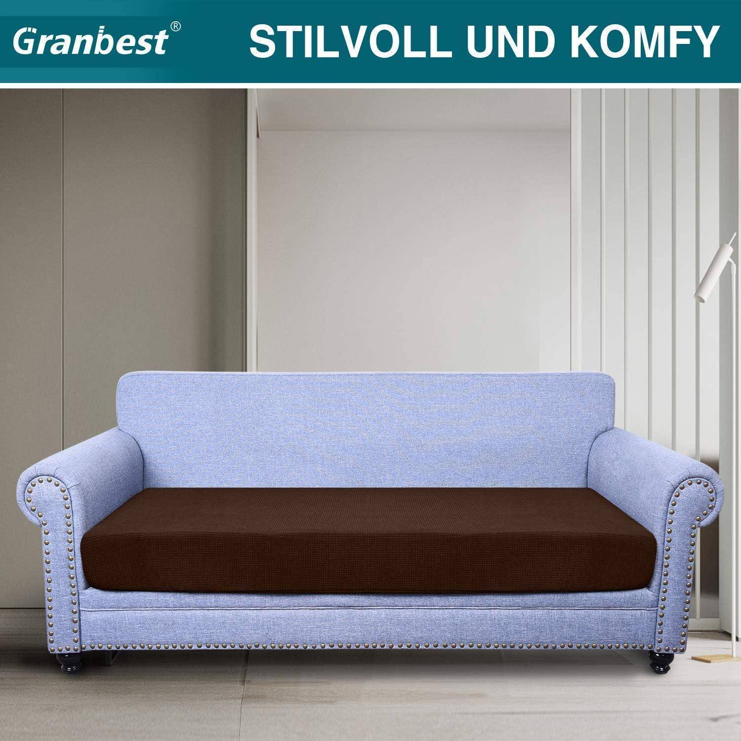 Ein blauer Sofa mit braunen Kissen steht in einem modernen Raumambiente. Der Text darüber liest sich: 'Granbest - STILVOLL UND GEMÜTLICH.