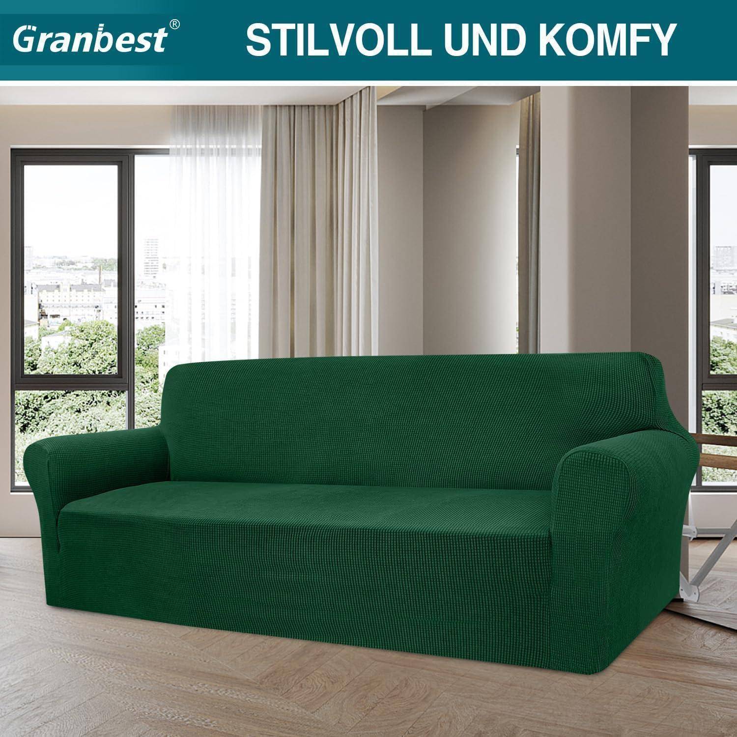 Grüner Sofabezug auf einem Sofa in einem modernen Wohnzimmer mit großen Fenstern; Text liest sich 