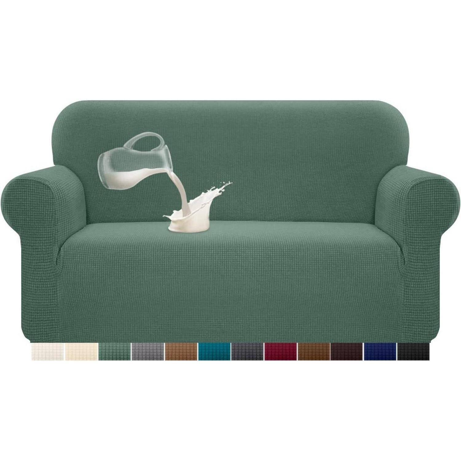 Ein grünes Sofa mit einem Krug, der Flüssigkeit verschüttet und dabei eine fleckabweisende Eigenschaft demonstriert. Farbmuster in verschiedenen Farben sind unterhalb des Sofas dargestellt.