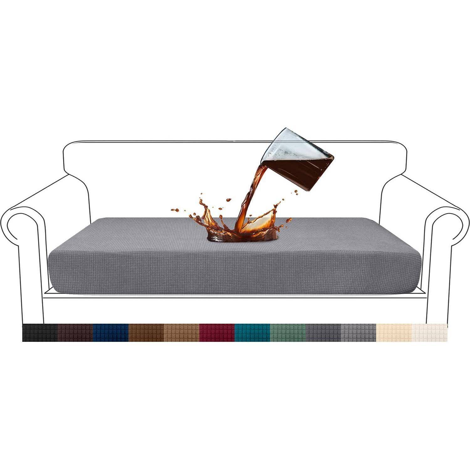 Abbildung eines Sofas mit einer Flüssigkeitsverschüttung auf dem Kissen, die die Fleckenresistenz zeigt. Farbmuster darunter deuten die verfügbaren Optionen an.