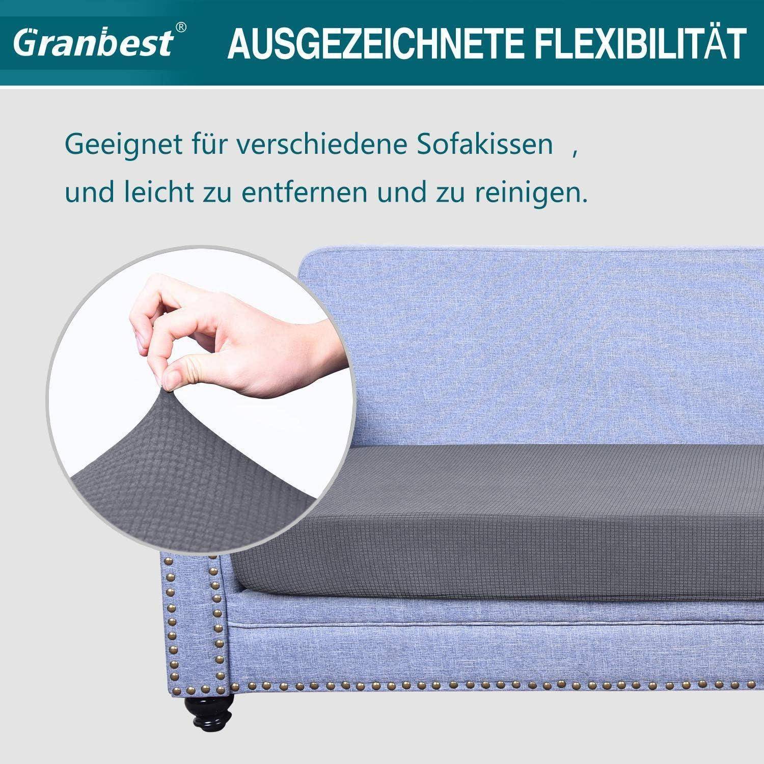Eine Nahaufnahme zeigt eine Hand, die einen abnehmbaren und waschbaren Sofabezug hochhebt. Der Text hebt die Flexibilität, die Passform für verschiedene Kissen und die einfache Reinigung hervor.
