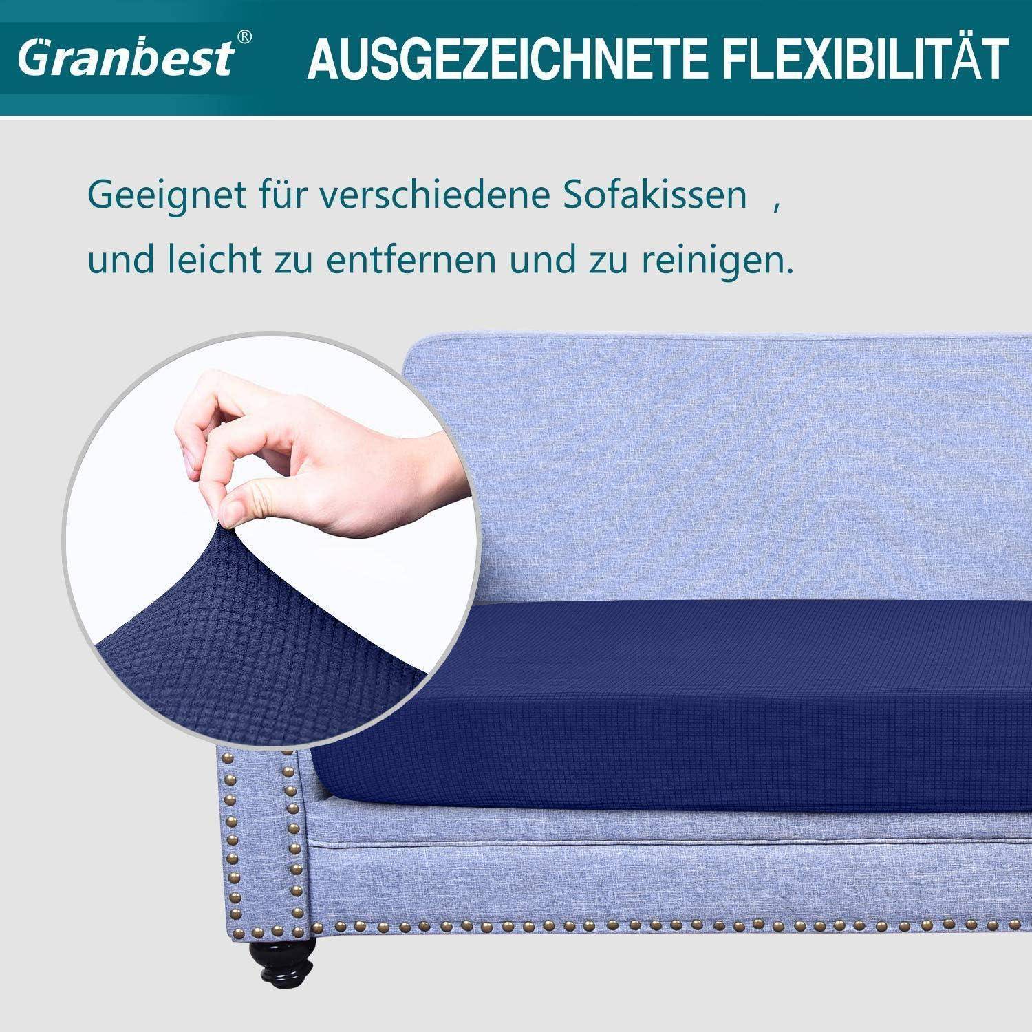 Ein blau überzogenes Sofa mit einem passgenau maßgeschneiderten Bezug. Einblendung zeigt eine Hand, die den Stoff dehnt und zieht, was die Flexibilität und einfache Reinigungsmöglichkeit hervorhebt. Deutscher Text betont die Flexibilität.
