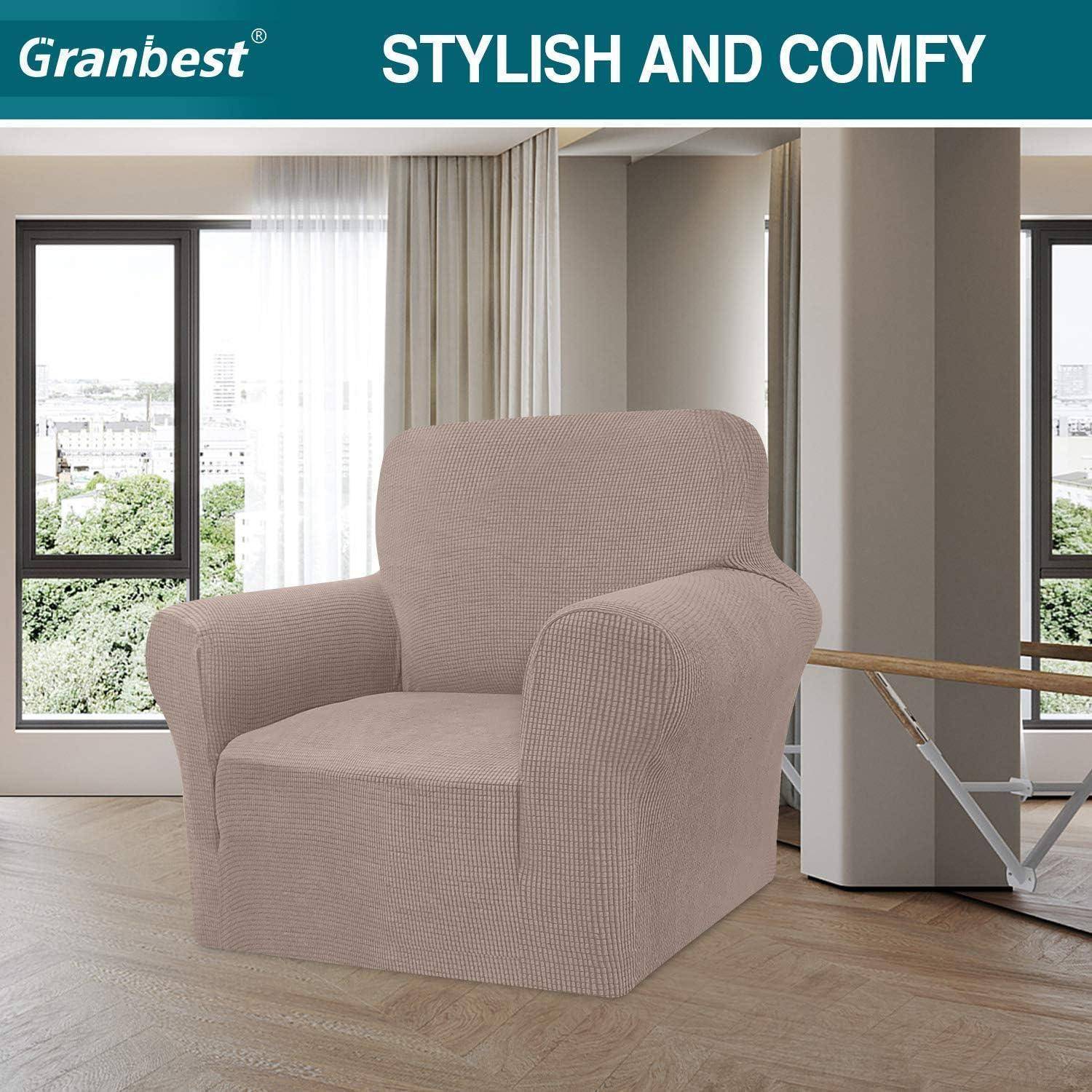 Ein brauner Sessel mit Karomuster in einem modernen Wohnzimmer. Große Fenster zeigen eine Stadtlandschaft im Hintergrund. Überschrift lautet: ‚Stilvoll und gemütlich'.