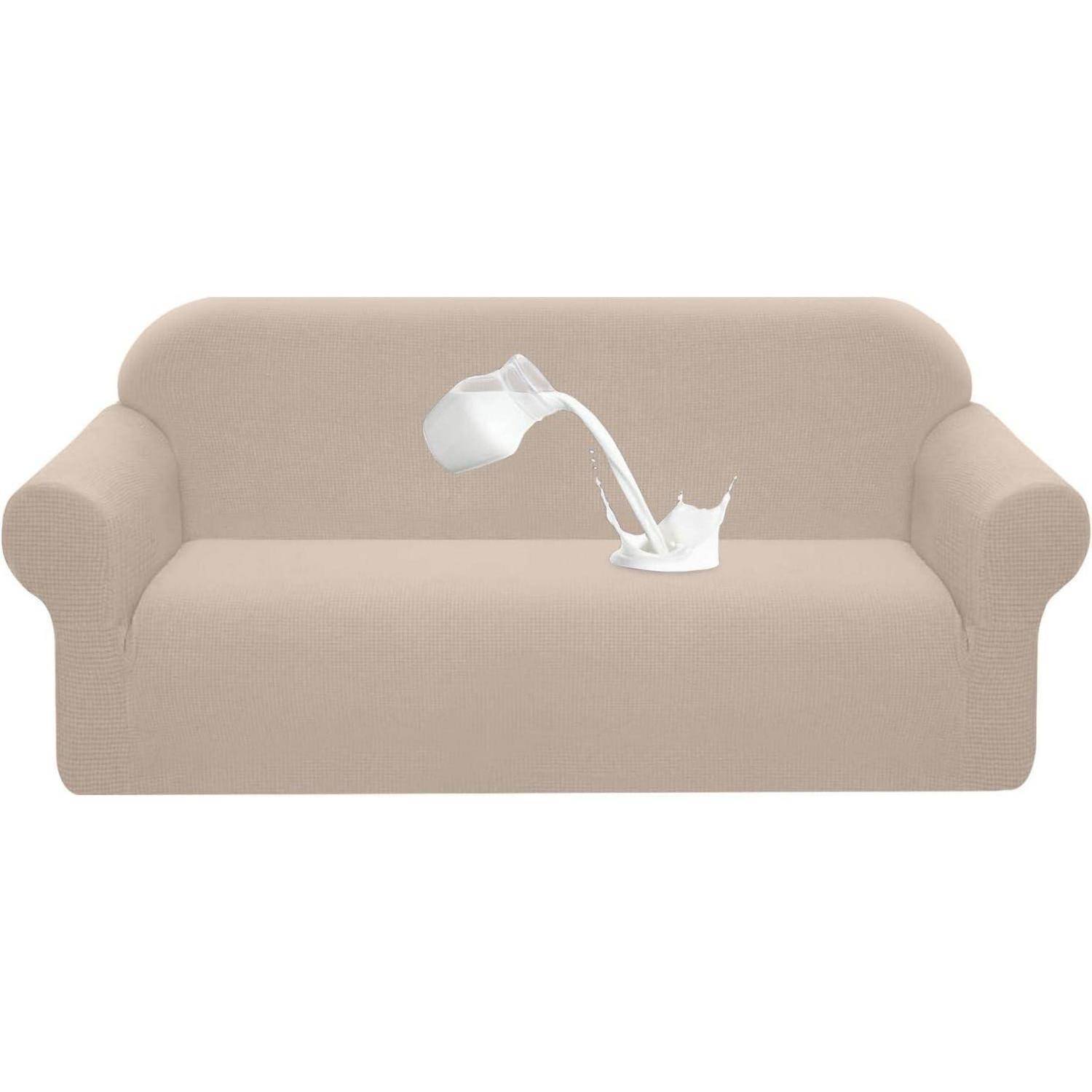 Ein beige Sofa mit einer gekippten weißen Tasse, die Flüssigkeit auf den Sitz verschüttet und dabei einen kleinen Spritzeffekt erzeugt.