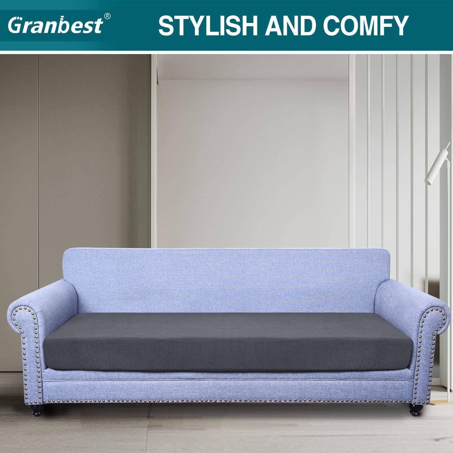 Blaues gepolstertes Sofa mit einem dunklen Kissen in einem modernen Wohnzimmer. Die Bildunterschrift lautet 