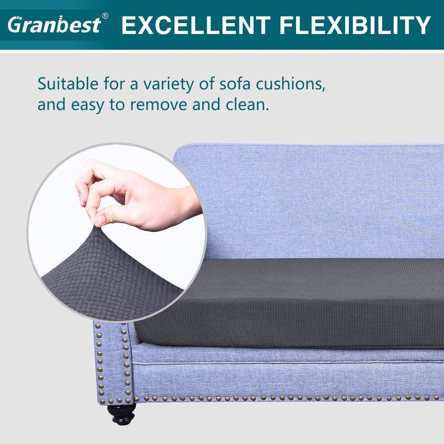 Ein blaues Sofa mit einem strukturierten schwarzen Bezug wird gezeigt. Eine Hand demonstriert die Flexibilität des Bezugs. Der Text lautet „Hervorragende Flexibilität