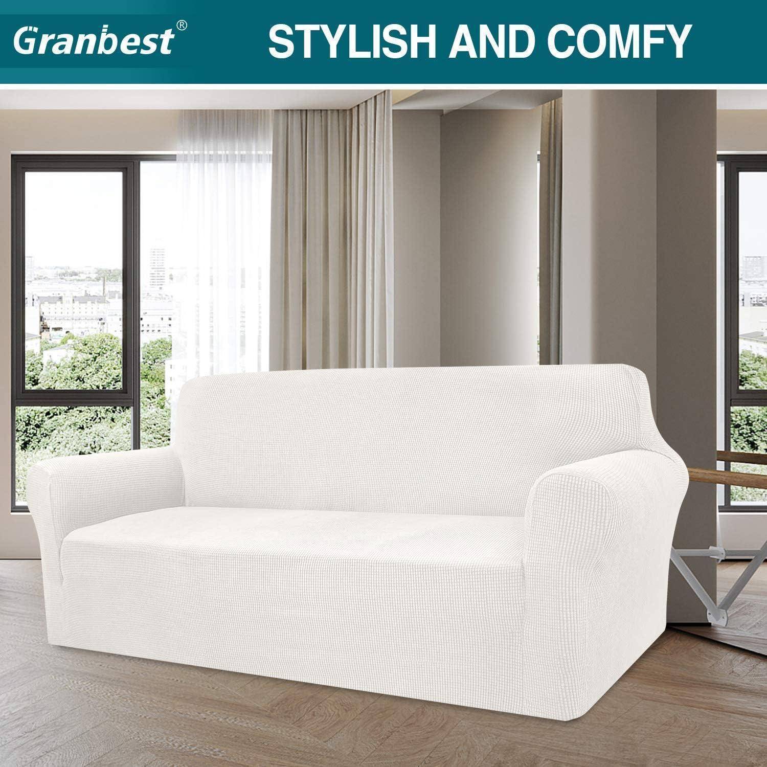 Ein weißes Sofa mit einem strukturierten Überzug steht in einem modernen Wohnzimmer mit großen Fenstern. Der Text 'Stilvoll und gemütlich' erscheint oben.