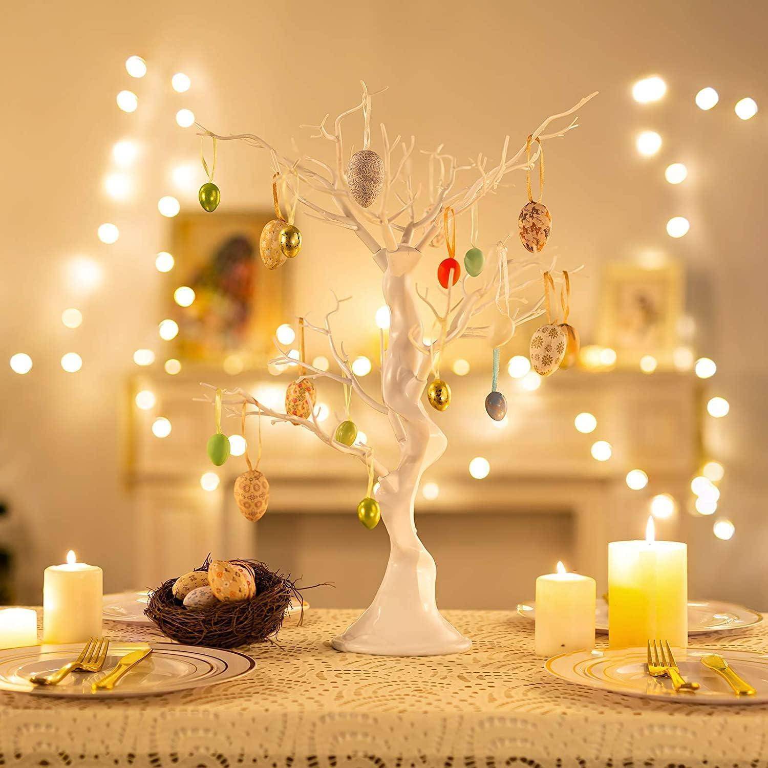 Ein dekorativer Osterbaum mit pastellfarbenen Eiern steht in einem gemütlichen Esszimmer mit sanfter Beleuchtung, umgeben von Kerzen und festlicher Tischdekoration.