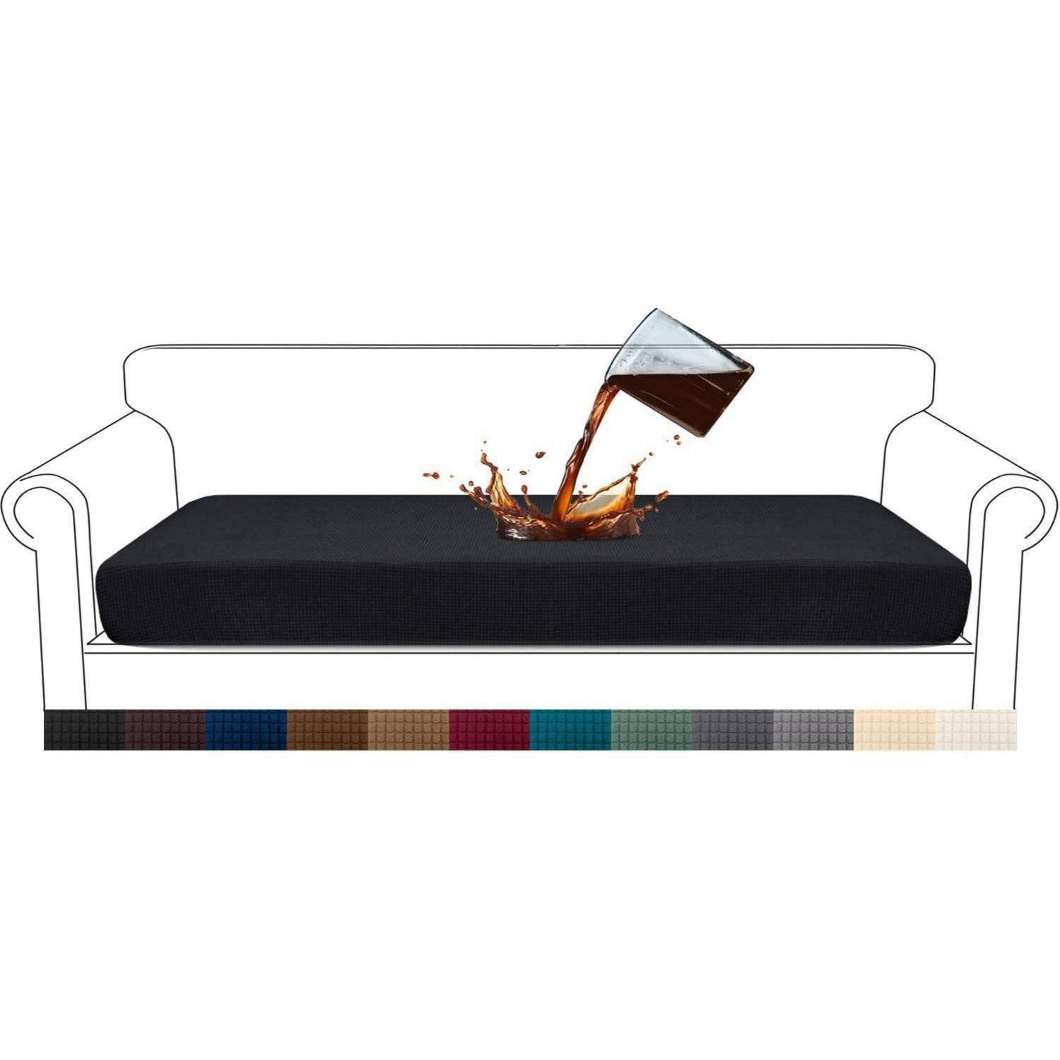 Eine Zeichnung eines Sofas mit einem schwarzen Kissen, auf das eine dunkle Flüssigkeit verschüttet wird, um die Fleckenresistenz zu demonstrieren. Verschiedene Stofffarben werden darunter gezeigt.
