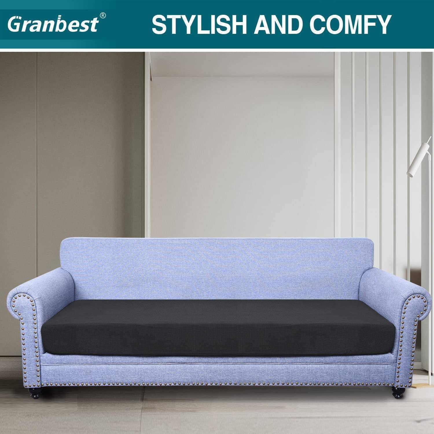 Eine blaue Couch mit einem schwarzen Sitzbezug steht in einem minimalistischen Wohnzimmer. Ein Schild darüber liest 'Stylish und Gemütlich'.