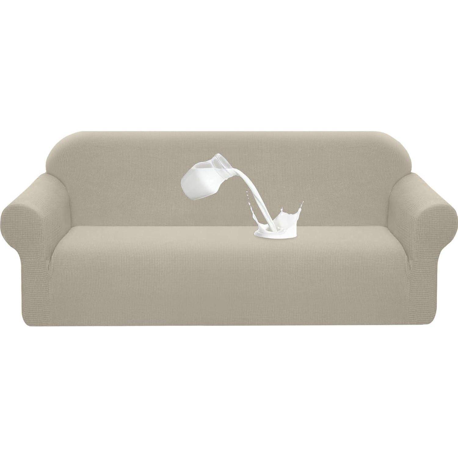 Ein beige Sofa mit einer weißen Lampe darauf, das eine Mischung aus einfachen und modernen Designelementen für Wohnungseinrichtungsinspiration präsentiert.