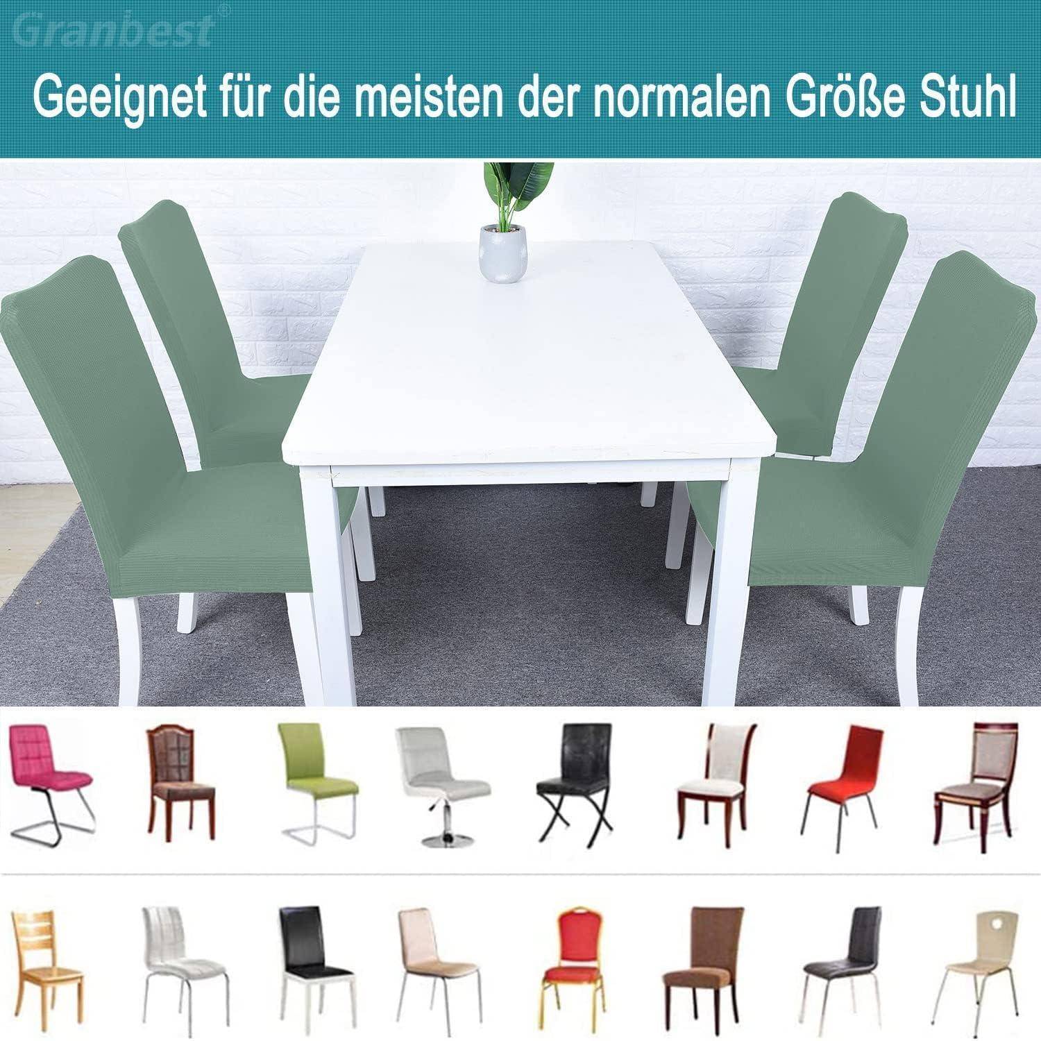 Ein weißer Esstisch mit sechs Stühlen, die mit grünen Stuhlüberzügen bedeckt sind. Der Text oben deutet darauf hin, dass die Überzüge für die meisten Standardstühle geeignet sind.