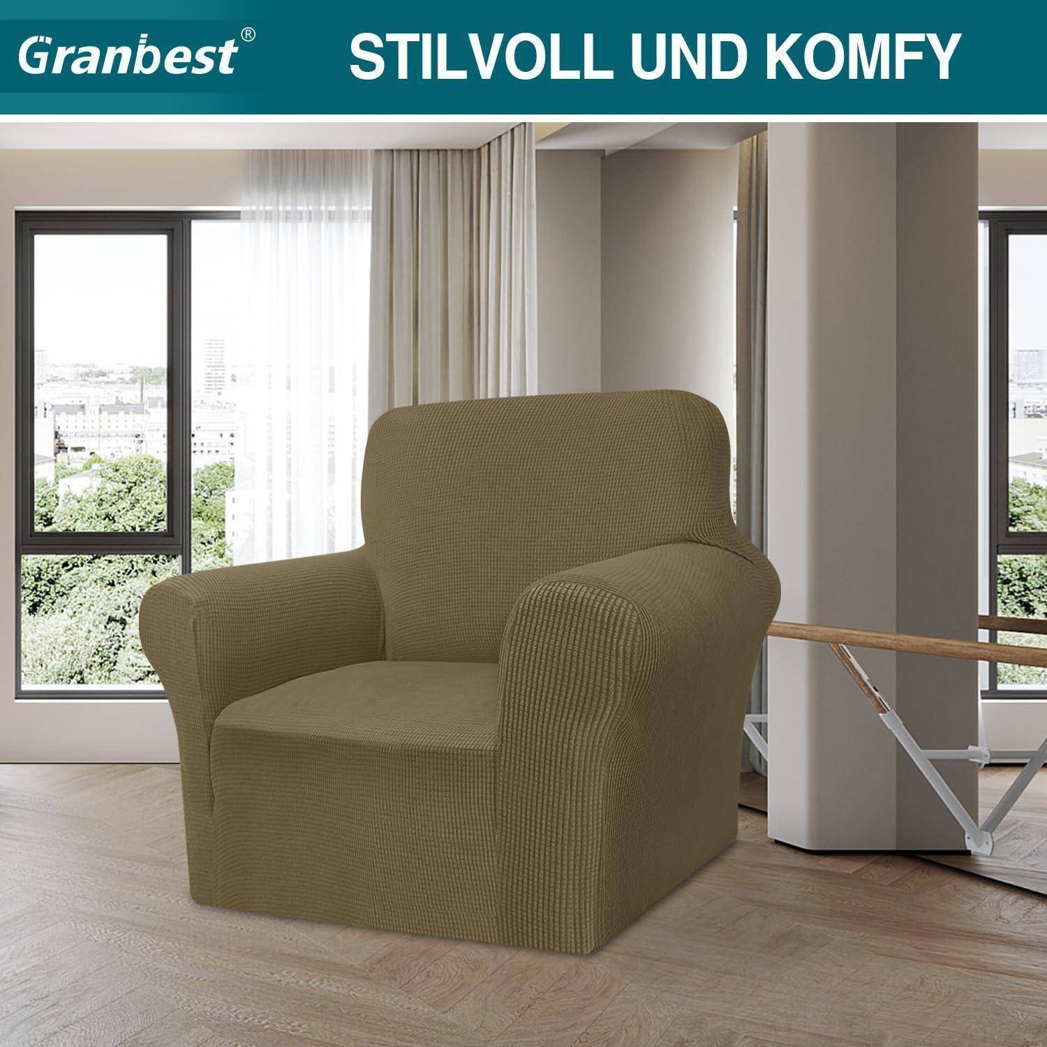 Brauner Sessel mit strukturiertem Bezug in einem sonnendurchfluteten Raum in der Nähe eines großen Fensters. Wandtext liest sich: „STILVOLL UND GEMÜTLICH