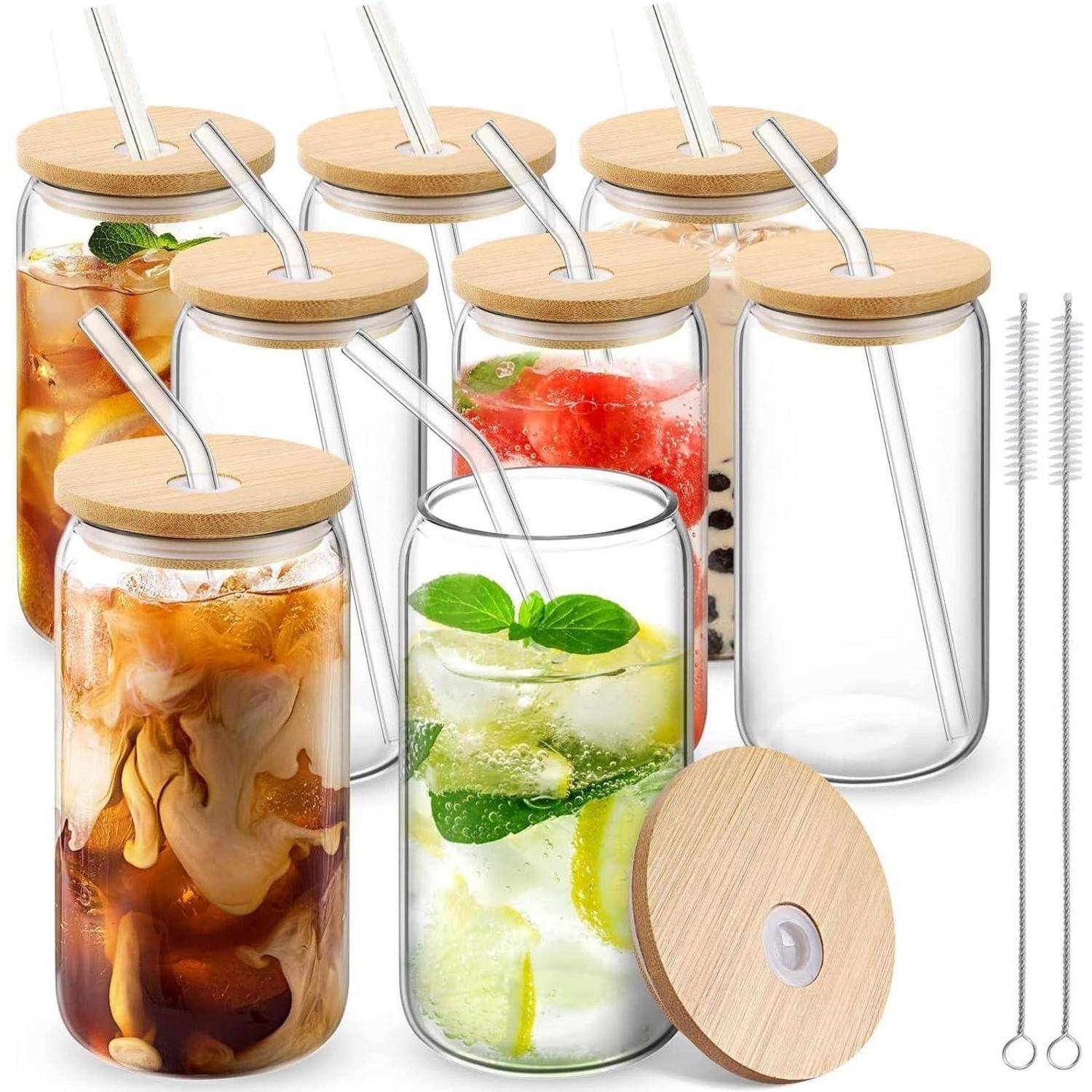 Set aus transparenten Trinkgläsern mit Bambus-Deckeln und Strohhalmen, die Getränke wie Eiskaffee, Infused Water und Bubble Tea präsentieren.