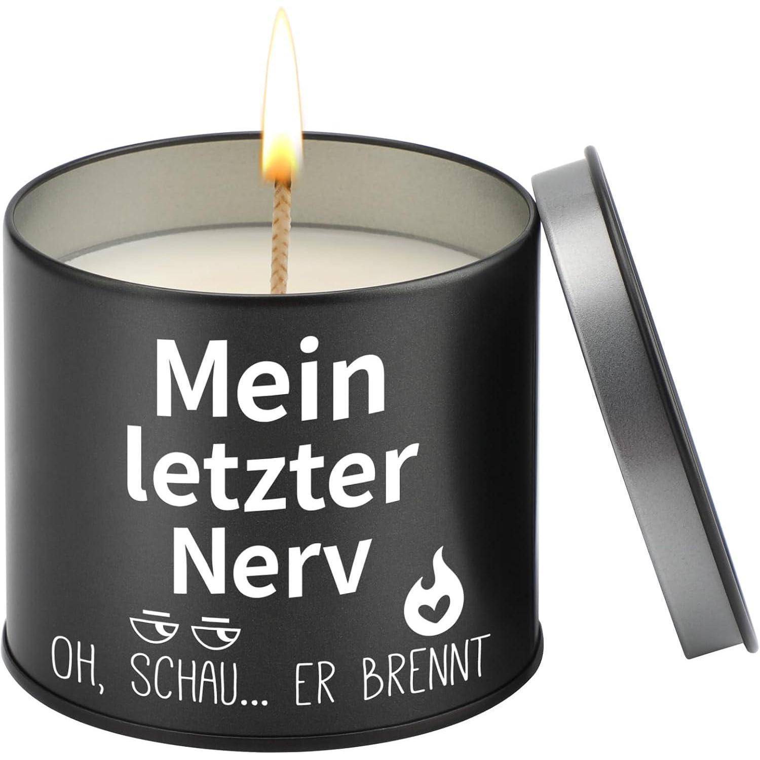 Eine brennende Kerze in einem schwarzen Behälter mit dem Text 