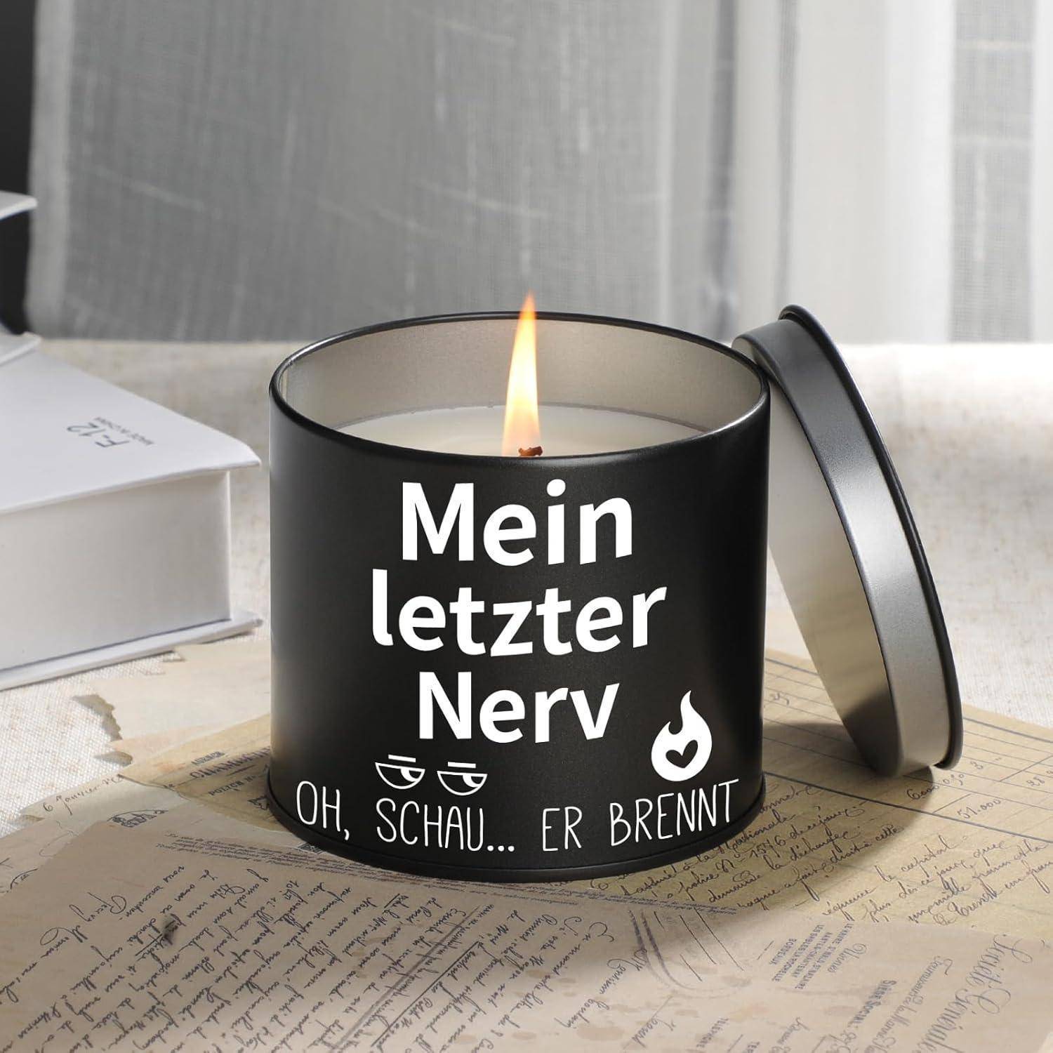 Eine brennende Kerze mit dem Text 