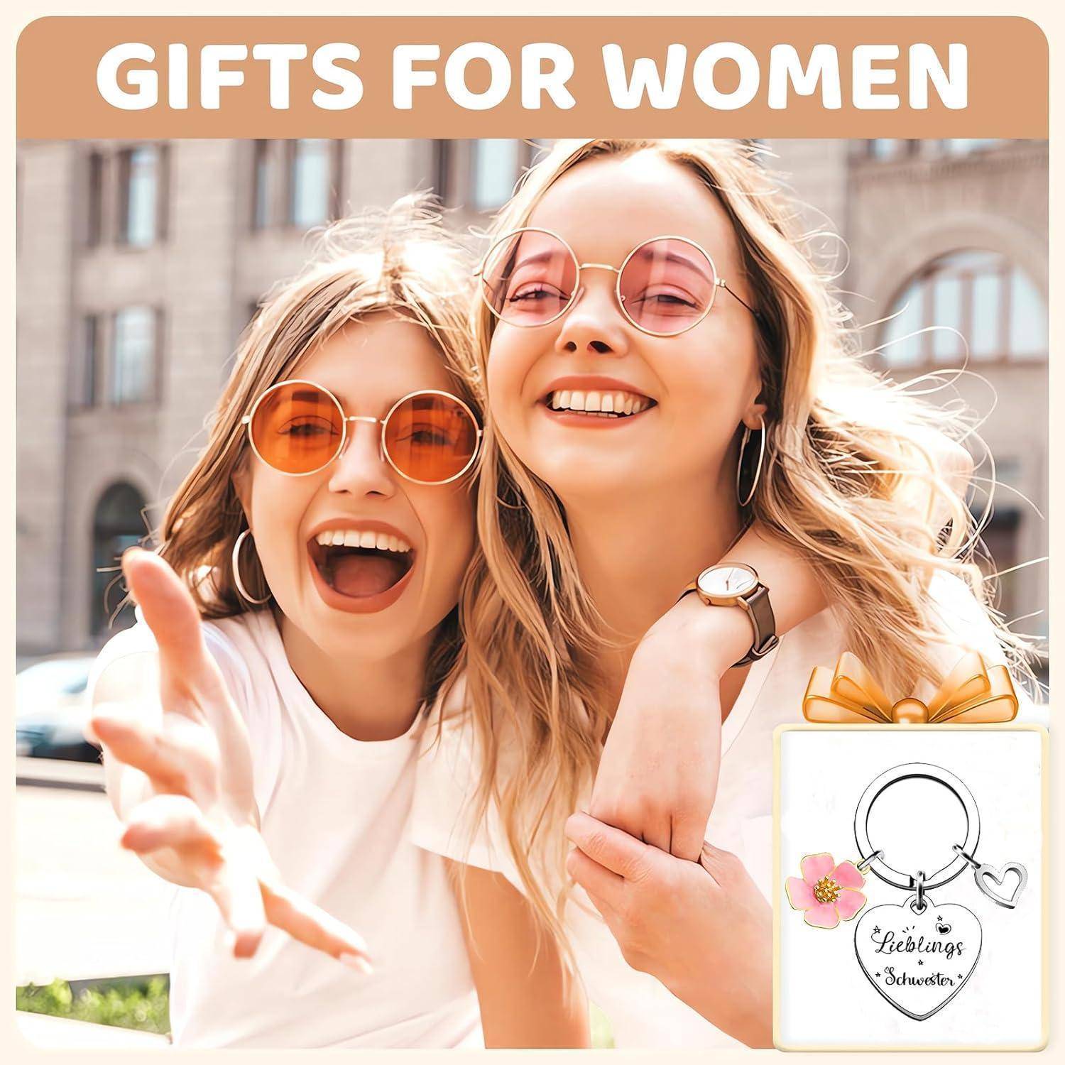 Zwei Frauen mit Sonnenbrillen posieren freudig arm in arm. Der Überlagerungstext lautet 