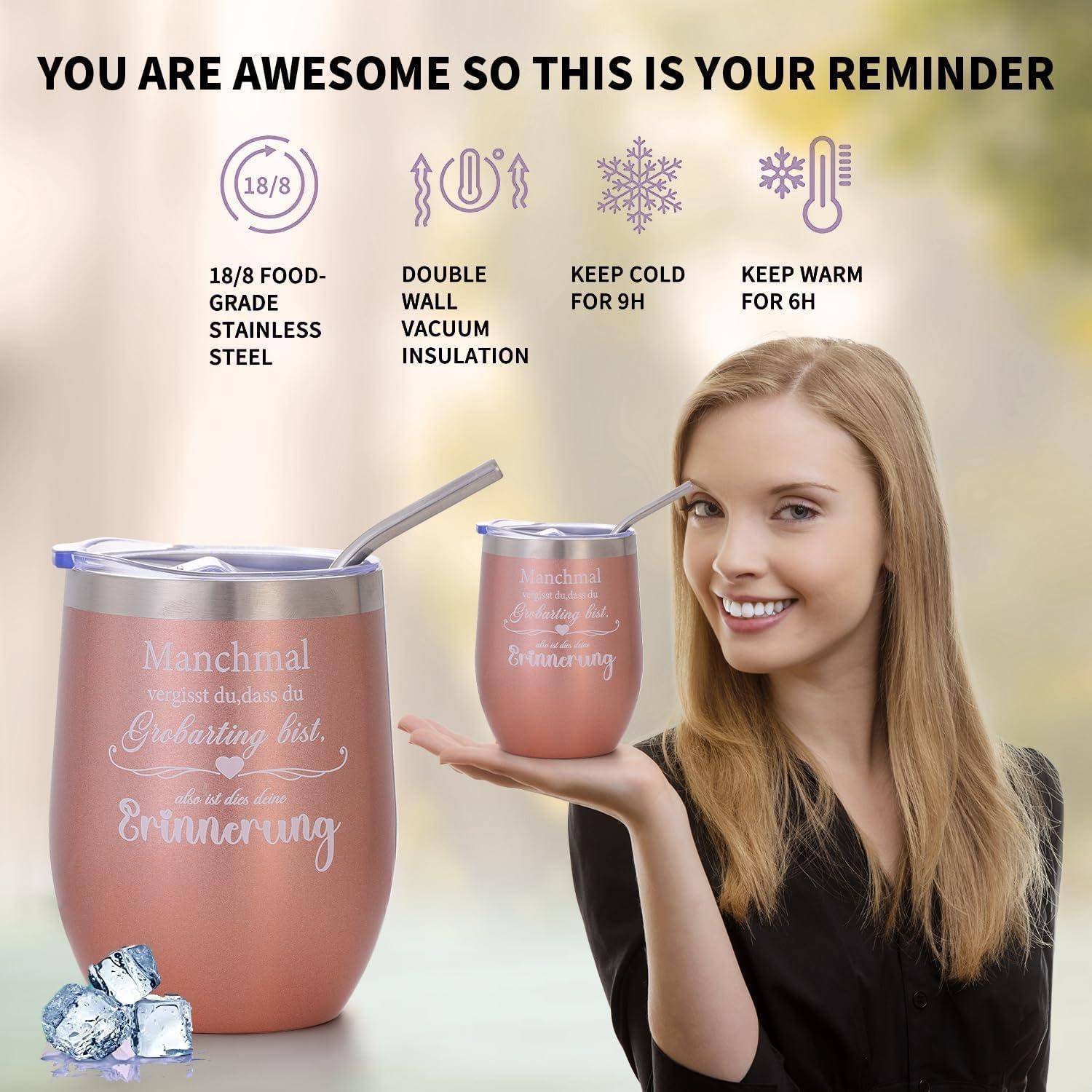 Eine Frau lächelt, während sie einen pinken Becher mit Text hält. Icons heben seine Eigenschaften hervor: Edelstahl, doppelte Isolierung, hält kalt 9h, warm 6h.