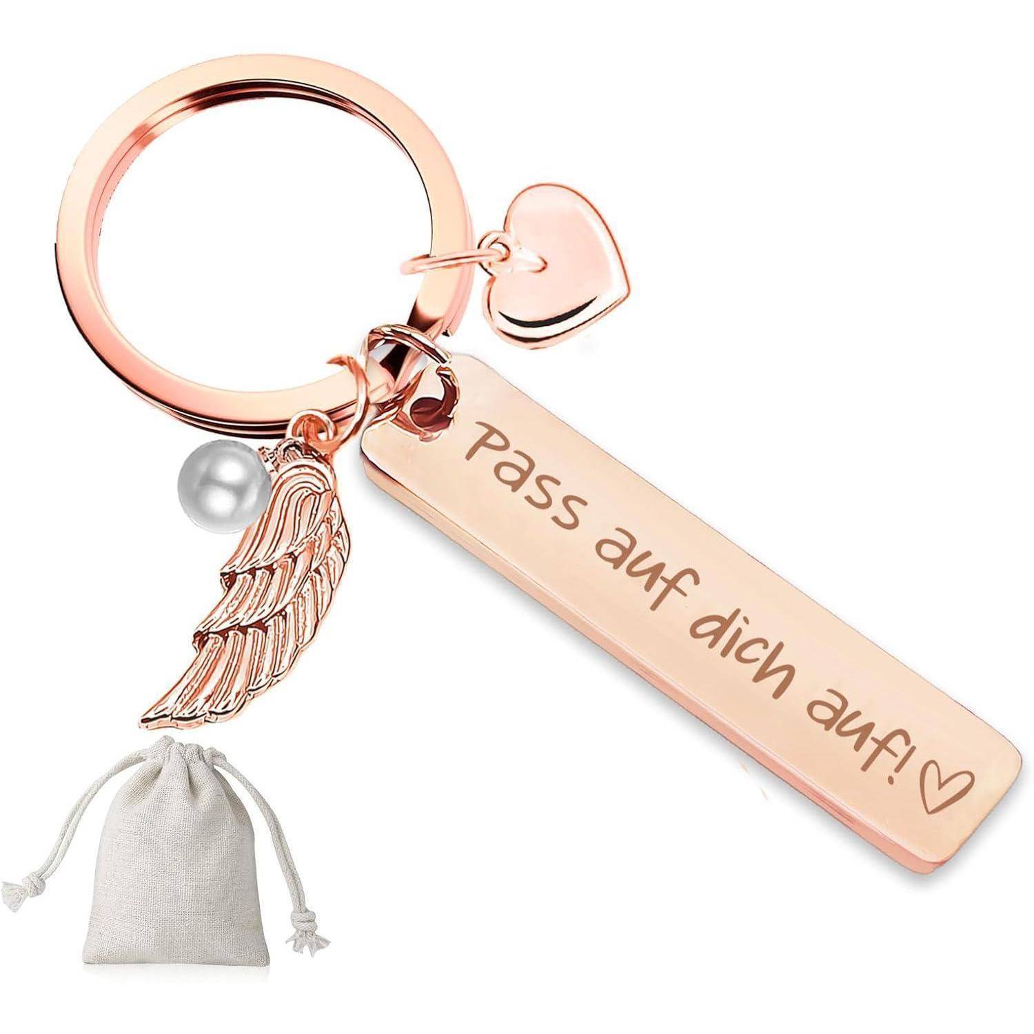 Roségold-Schlüsselanhänger mit einem Herz-Charm, Flügelanhänger, Perle und einem rechteckigen Anhänger, auf dem 