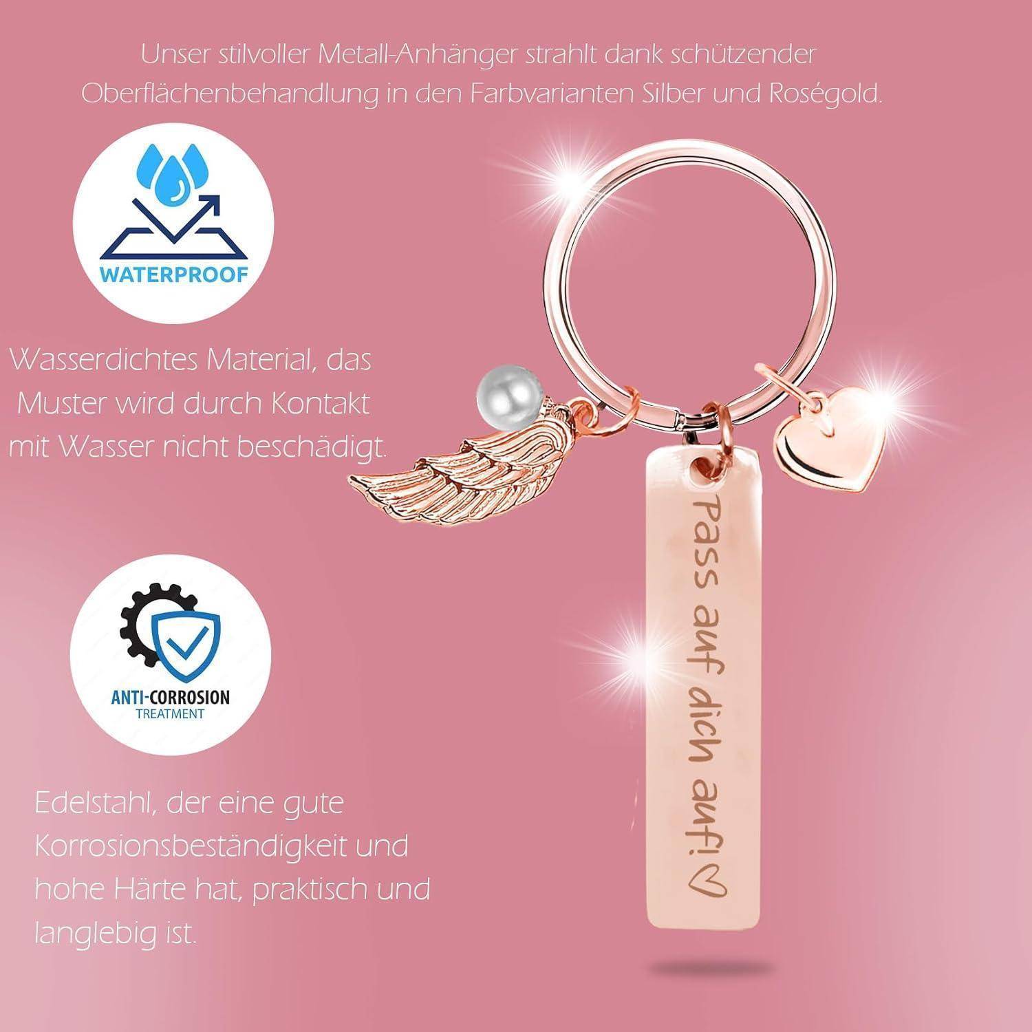 Ein Schlüsselanhänger mit Charms, darunter eine Feder, eine Perle, ein Herz und ein Anhänger mit der Aufschrift ‚pass auf dich auf!'. Die Merkmale betonen die wasserabweisenden und korrosionsbeständigen Eigenschaften.