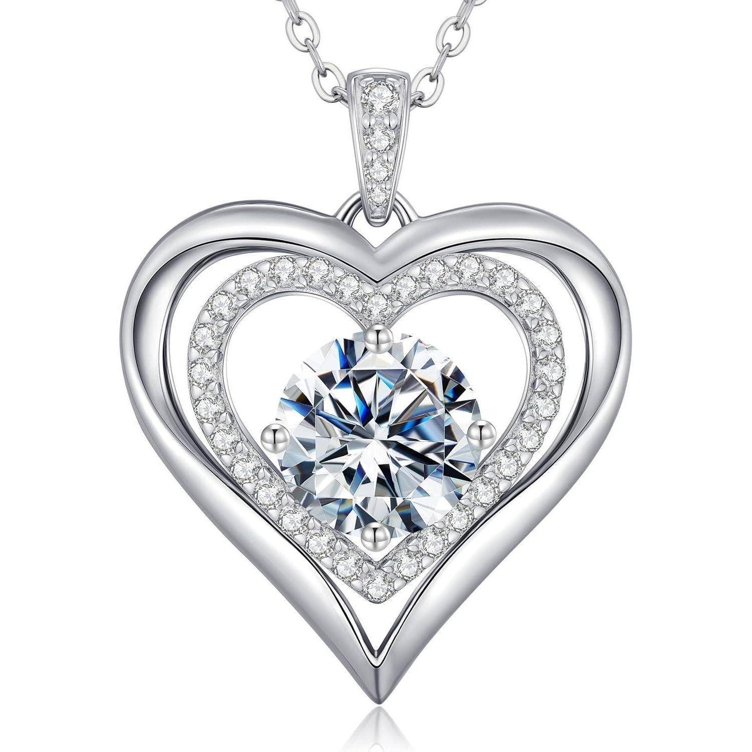 Eine herzförmige silberne Anhänger mit einem großen runden Diamanten in der Mitte, umgeben von kleineren Diamanten, an einer zarten Kette.