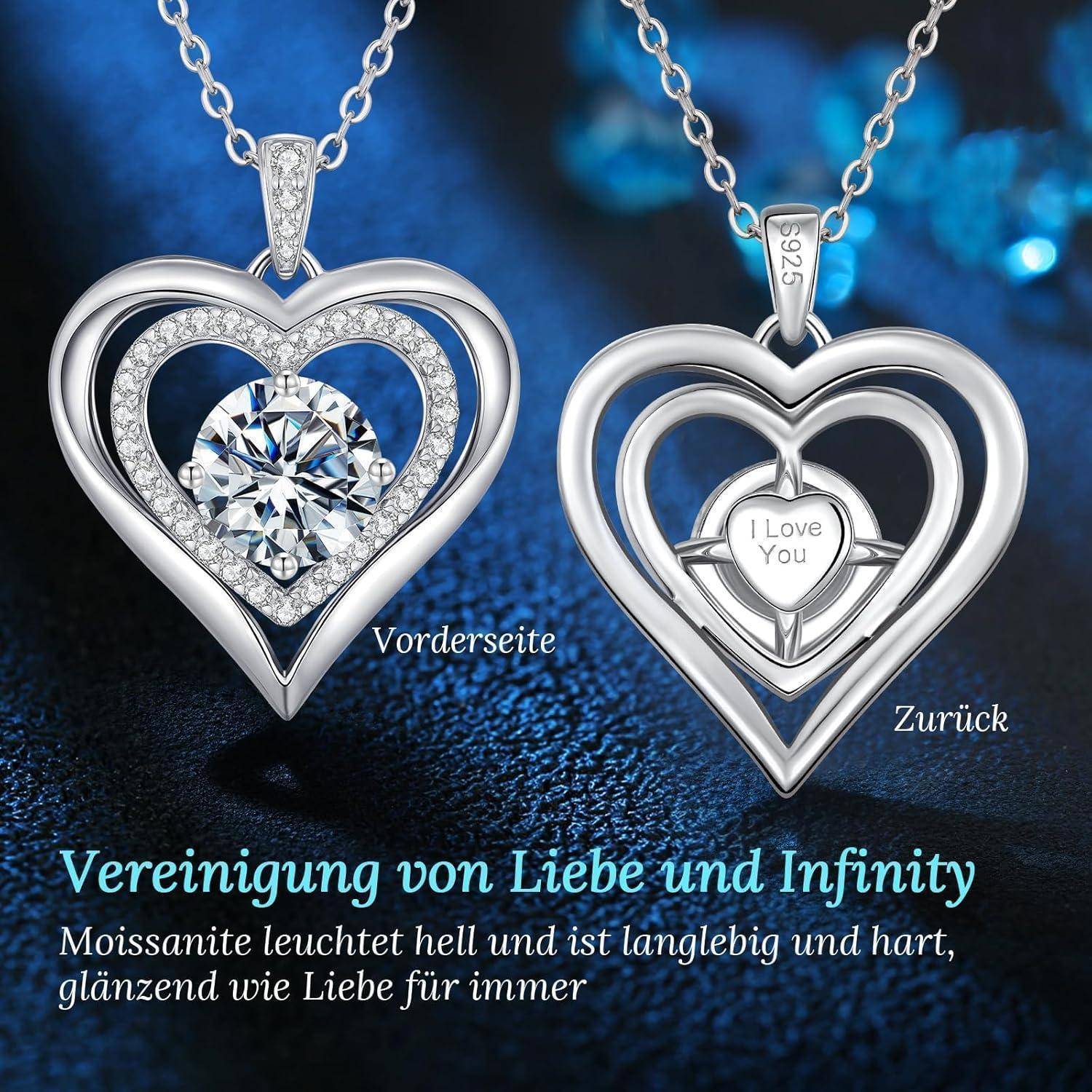 Zwei silberne, herzförmige Halsketten mit einem zentralen Stein und der gravierten Aufschrift „I Love You