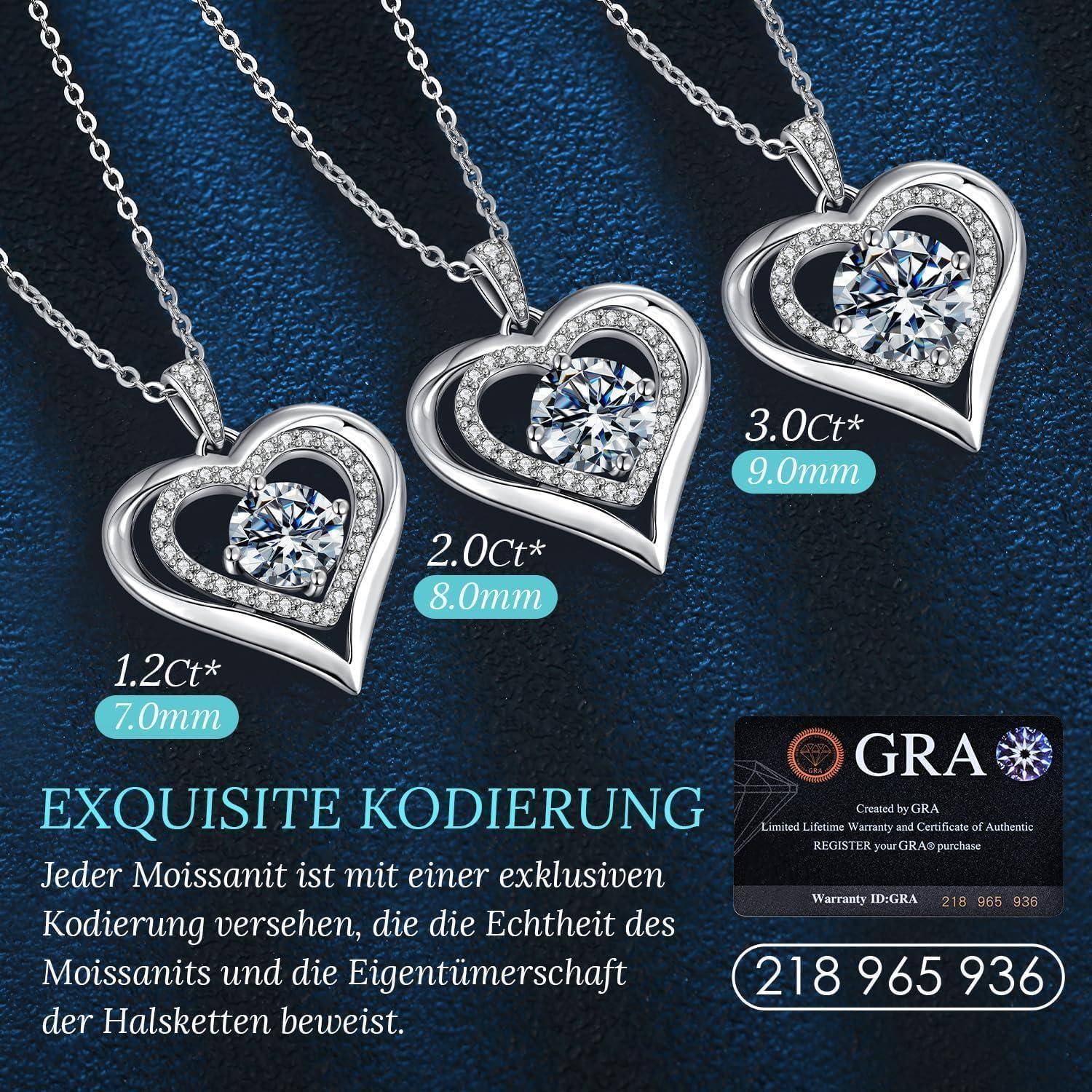 Ein Set aus drei silbernen Herzanhängern an Halsketten mit eingebetteten runden Edelsteinen in verschiedenen Größen, beschriftet mit '1,2 Kt', '2,0 Kt' und '3,0 Kt'.