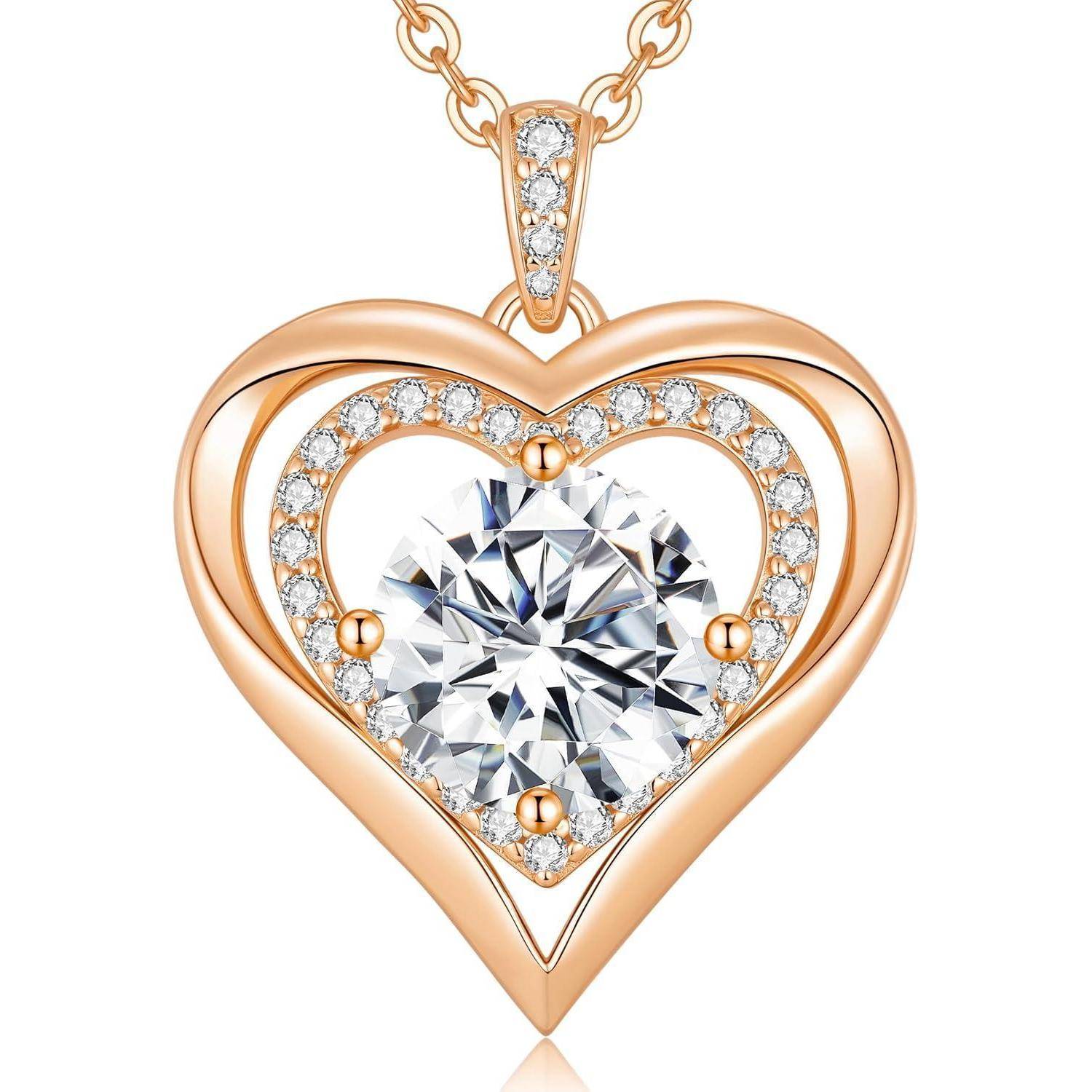 Ein herzförmiger Goldanhänger mit einem großen zentralen Diamanten und kleineren Diamanten darum herum, an einer feinen Kette aufgehängt.