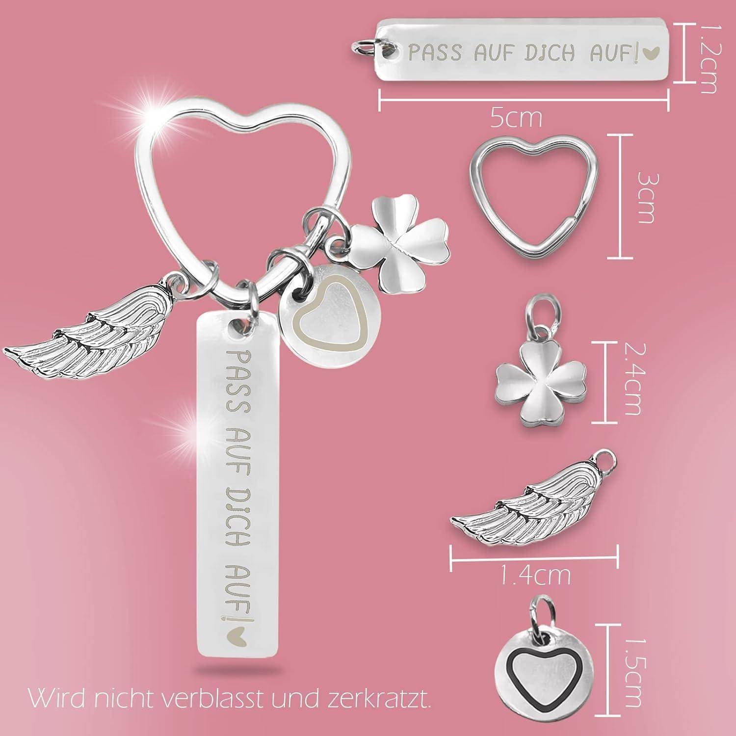 Silber-Schlüsselanhänger-Set mit Herz, Kleeblatt, Feder und Anhänger mit der Gravur 'Pass auf dich auf.' Inklusive Maßangaben in Zentimetern.