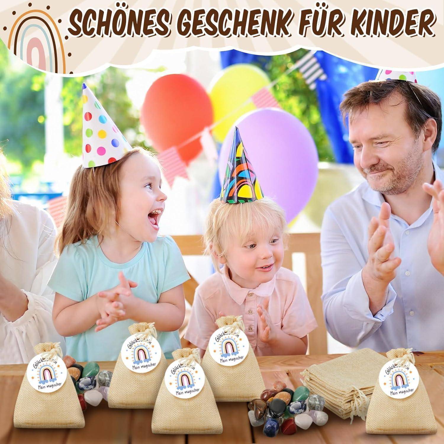 Kinder und Erwachsene feiern an einem Tisch mit Partytüten. Bunte Luftballons und Hüte deuten auf eine festliche Geburtstagsatmosphäre hin.