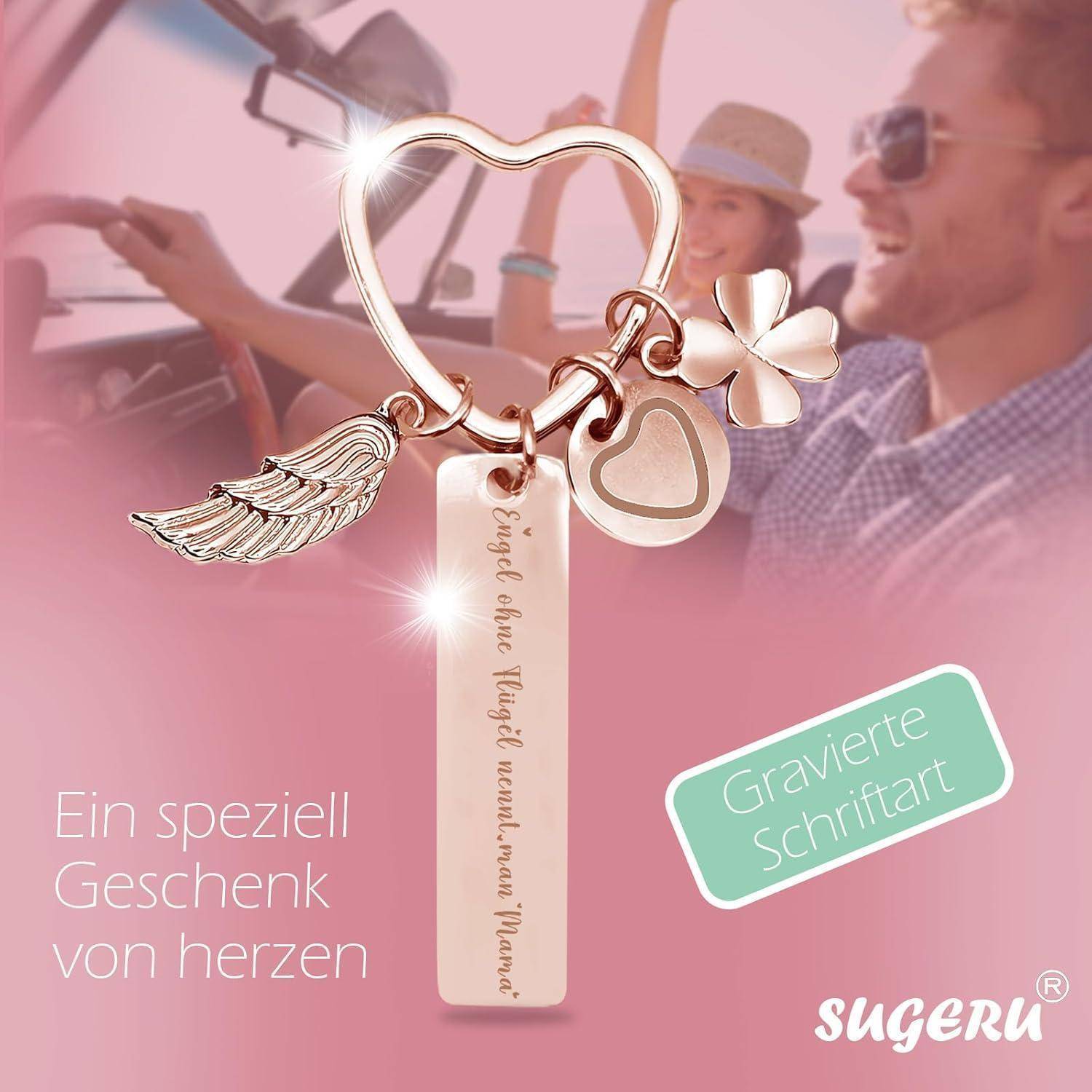 Ein herzförmiger Schlüsselanhänger mit Anhängern vor einem Paar, das ein Cabrio fährt. Text lautet: 'Engel ohne Flügel' und 'Gravierte Schriftart'.