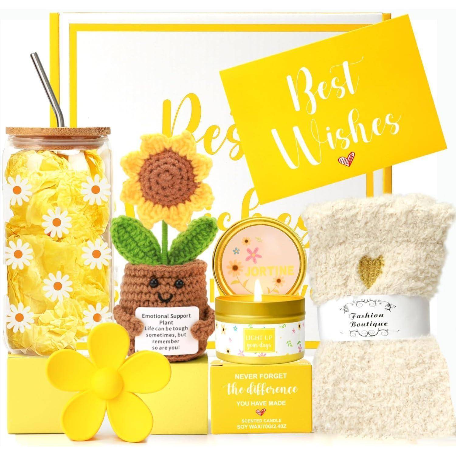 Geschenkset mit gelb-weißem Thema, bestehend aus einer Karte mit der Aufschrift 'Herzliche Wünsche', Sonnenblumen, einer Kerze, kuscheligen Socken und einem motivierenden Zitat.
