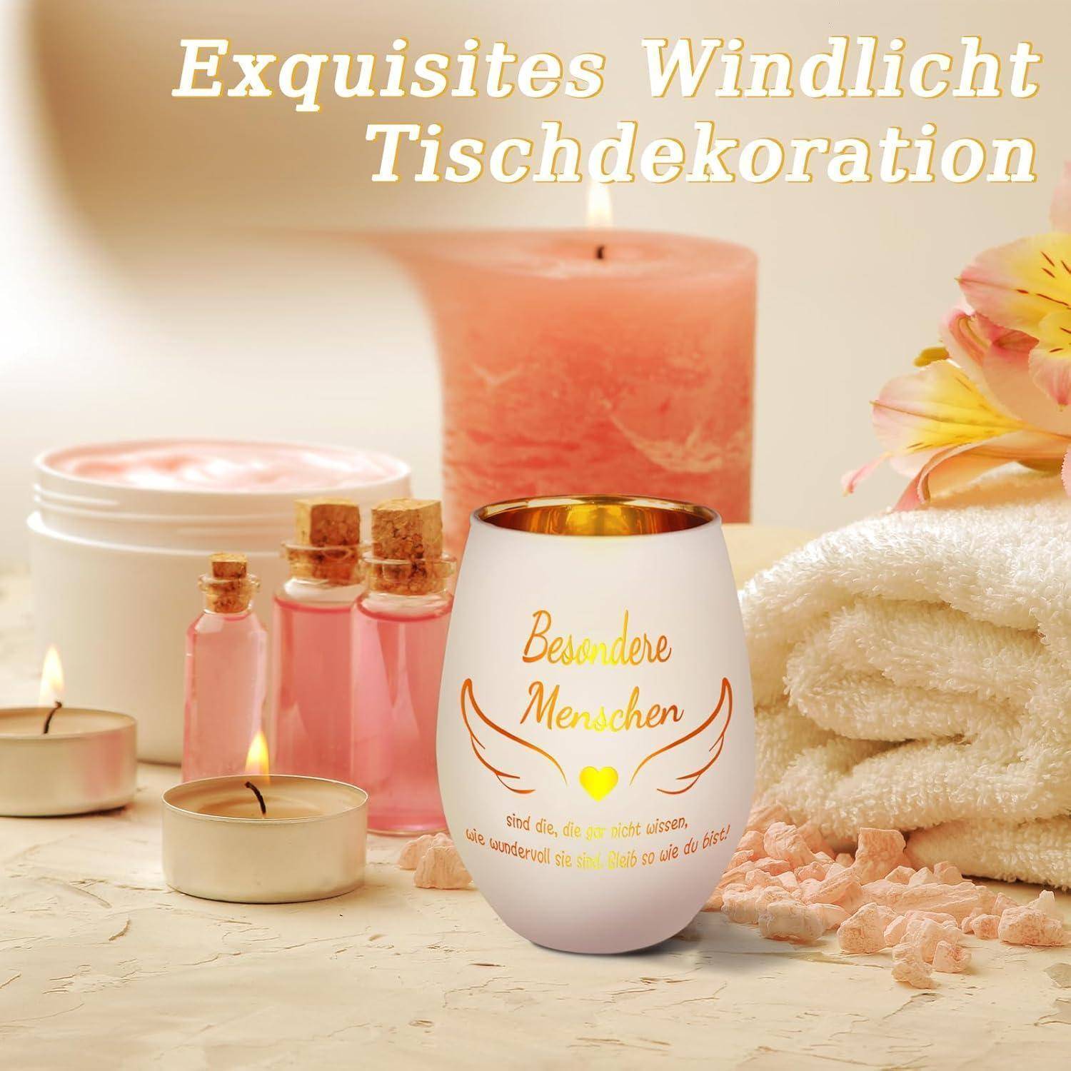 Eine entspannende Spa-Szene mit Kerzen, aufgestapelten Handtüchern und kleinen Flaschen. Ein goldener Kerzenhalter trägt die Aufschrift 
