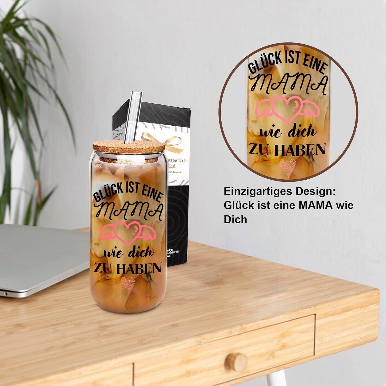 Ein Glasglas mit einem Deckel steht auf einem Tisch. Es enthält eingelegte Pfirsiche und trägt die Aufschrift 'Glück ist eine Mama wie dich zu haben'.