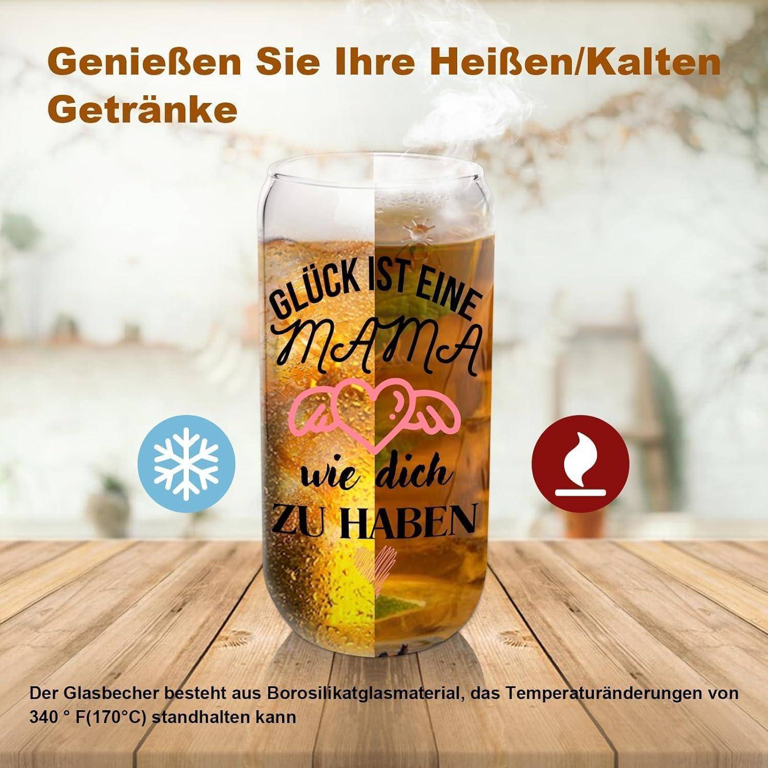 Ein Glas mit einem Getränk hat die Aufschrift 'Glück ist eine Mama wie dich zu haben'. Die Hälfte zeigt eine Schneeflocke, die andere Hälfte eine Flamme, was heißen Bezw. kalten Getränke repräsentiert.