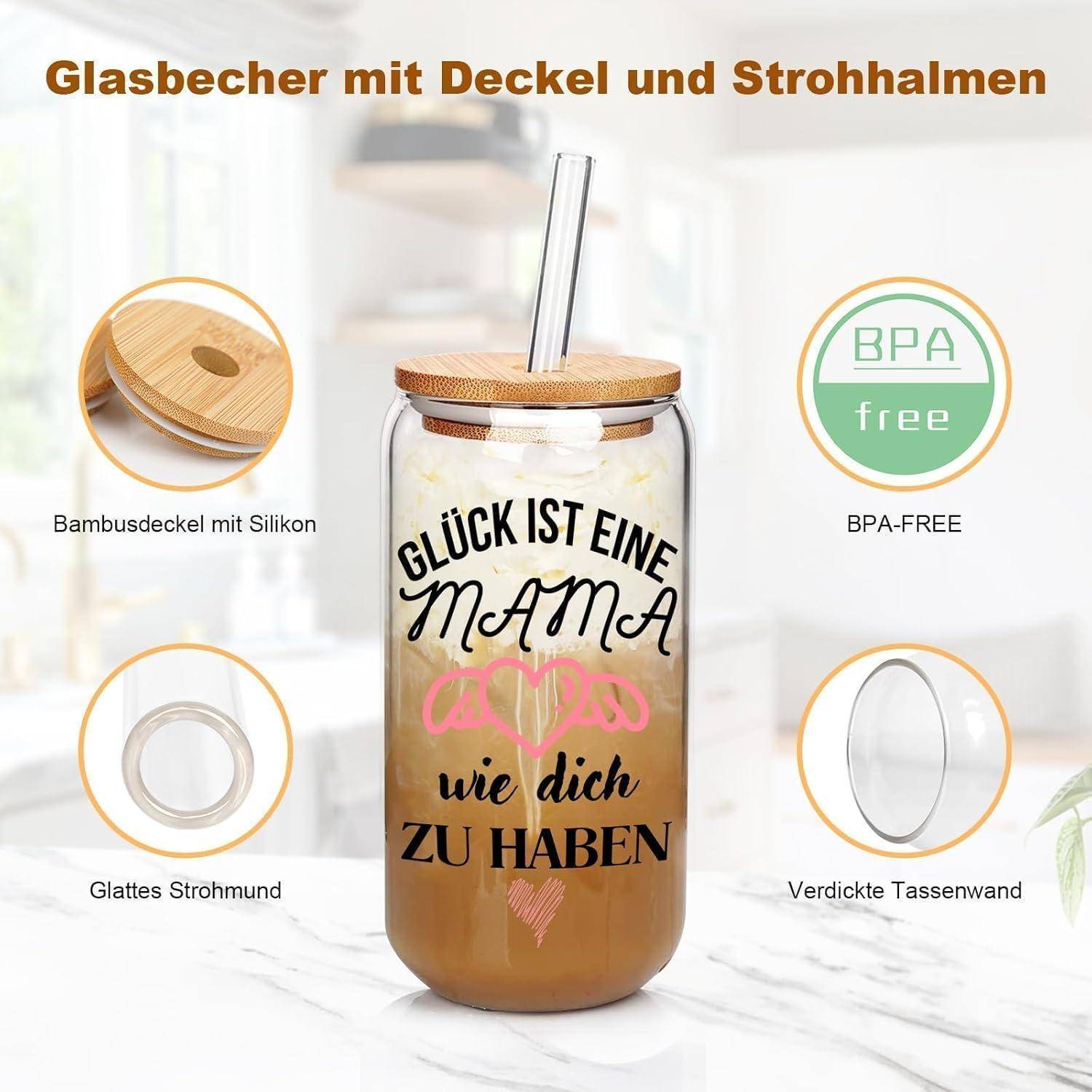 Ein Glasbecher mit Bambusdeckel und Strohhalm. Text lautet: 