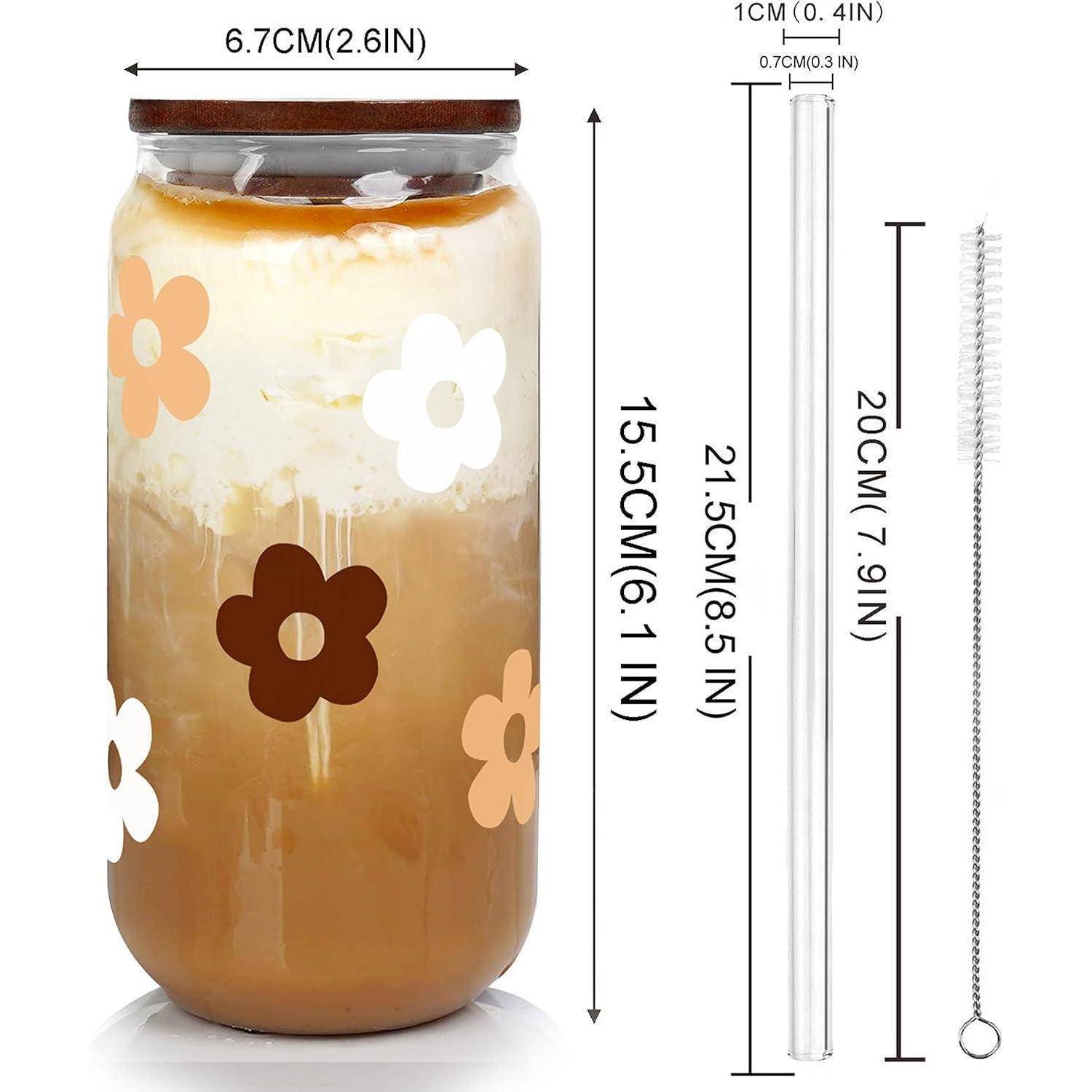 Ein Glasglas mit Blumendesign, das ein Getränk enthält, gezeigt mit Maßangaben: Das Glas ist 15,5 cm hoch, der Trinkhalm ist 21,5 cm und der Reiniger ist 20 cm lang.