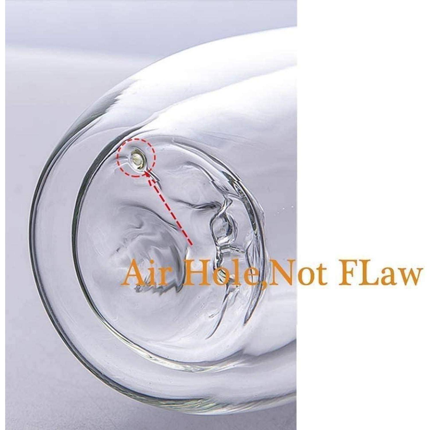 Nahaufnahme einer durchsichtigen Glasflasche, die ein kleines Loch mit roten Markierungen hervorhebt, mit der Aufschrift „Luftloch - Kein Fehler