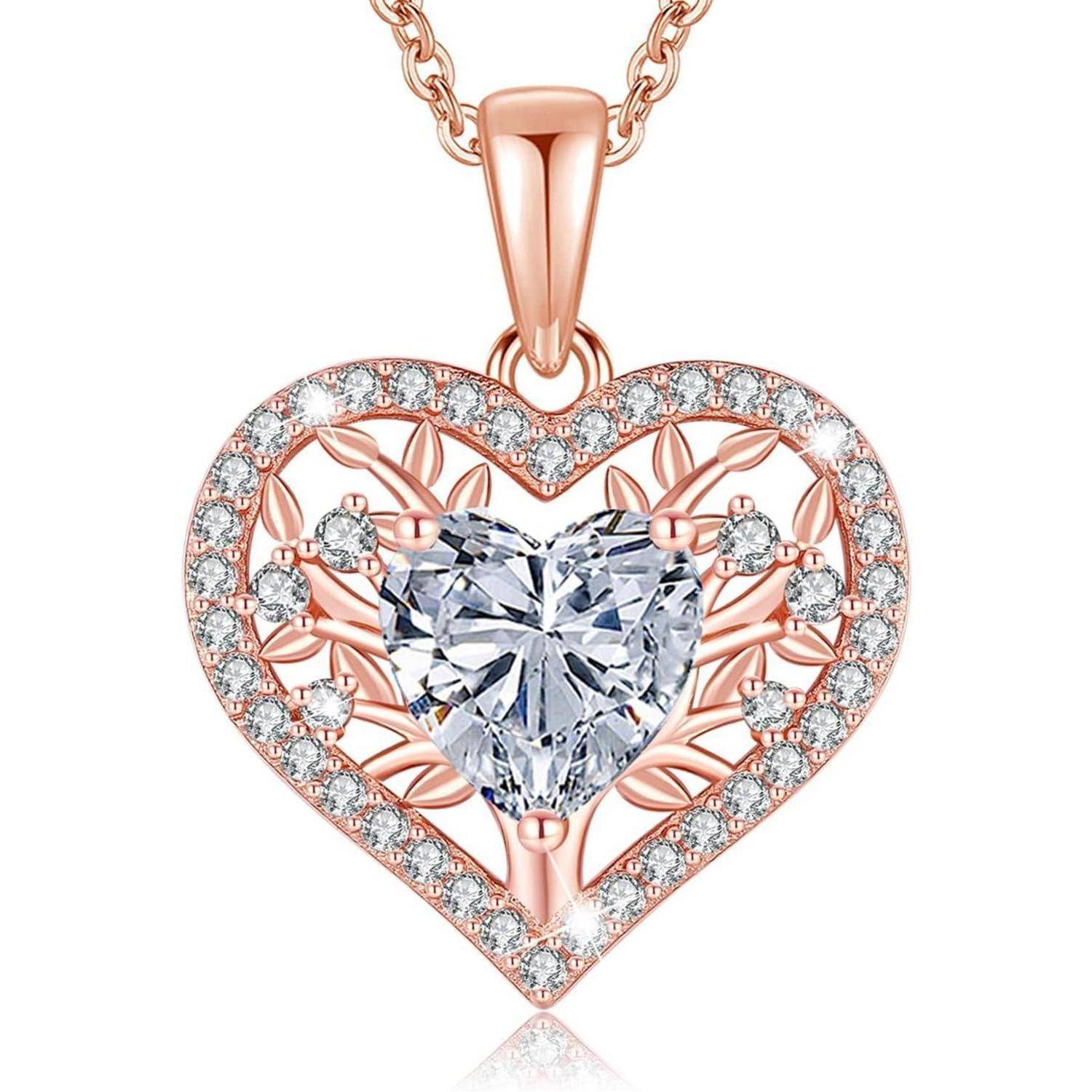 Eine Halskette mit Anhänger aus Roségold in Herzform, die einen zentralen herzförmigen klaren Edelstein umgeben von kleineren Edelsteinen auf einem Filigranmuster aufweist.